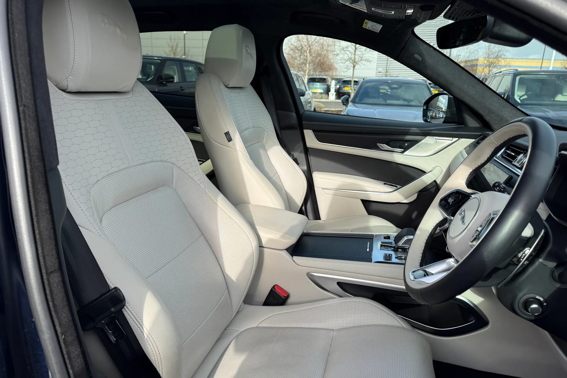 Jaguar F-PACE thumbnail image number 33