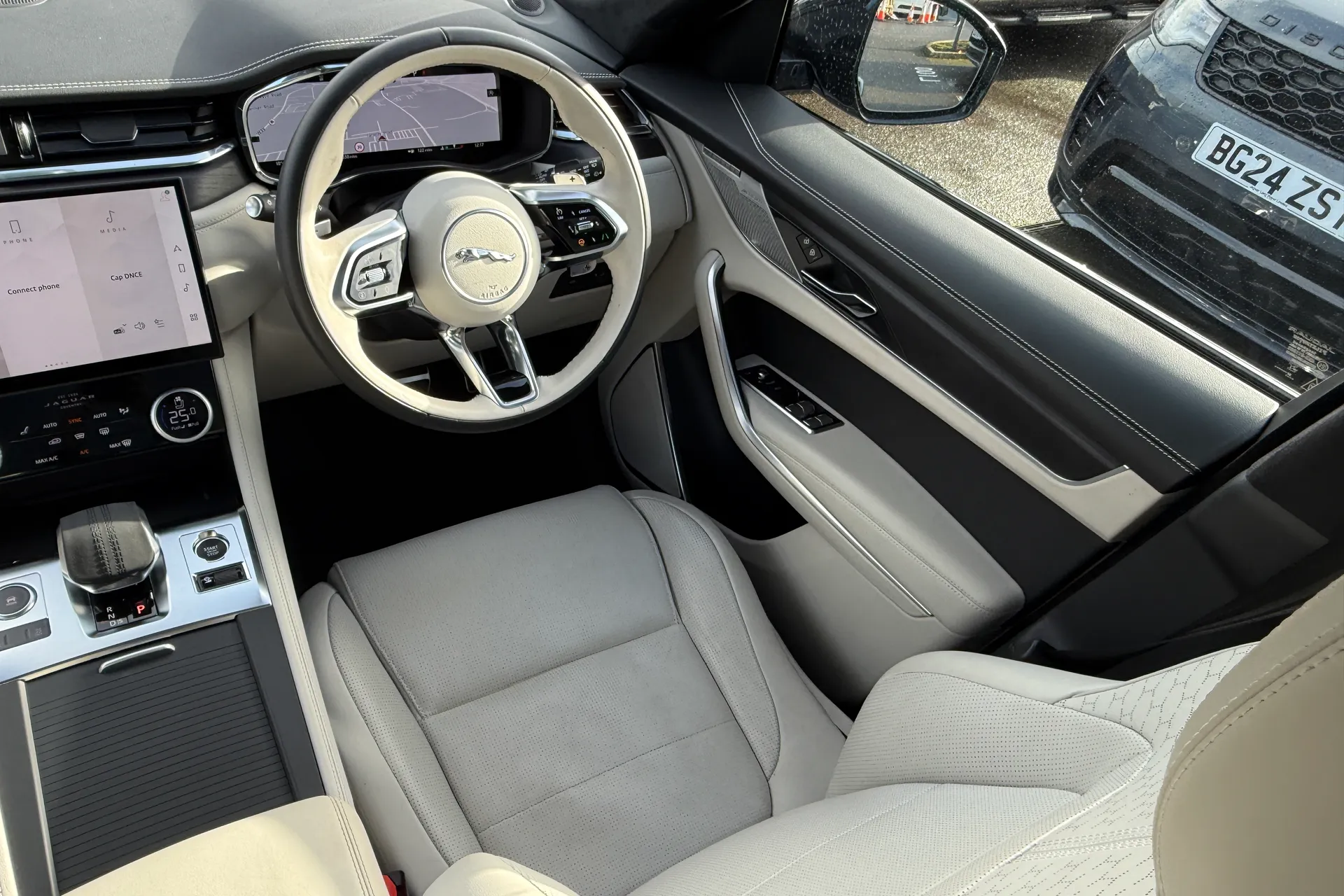 Jaguar F-PACE thumbnail image number 20