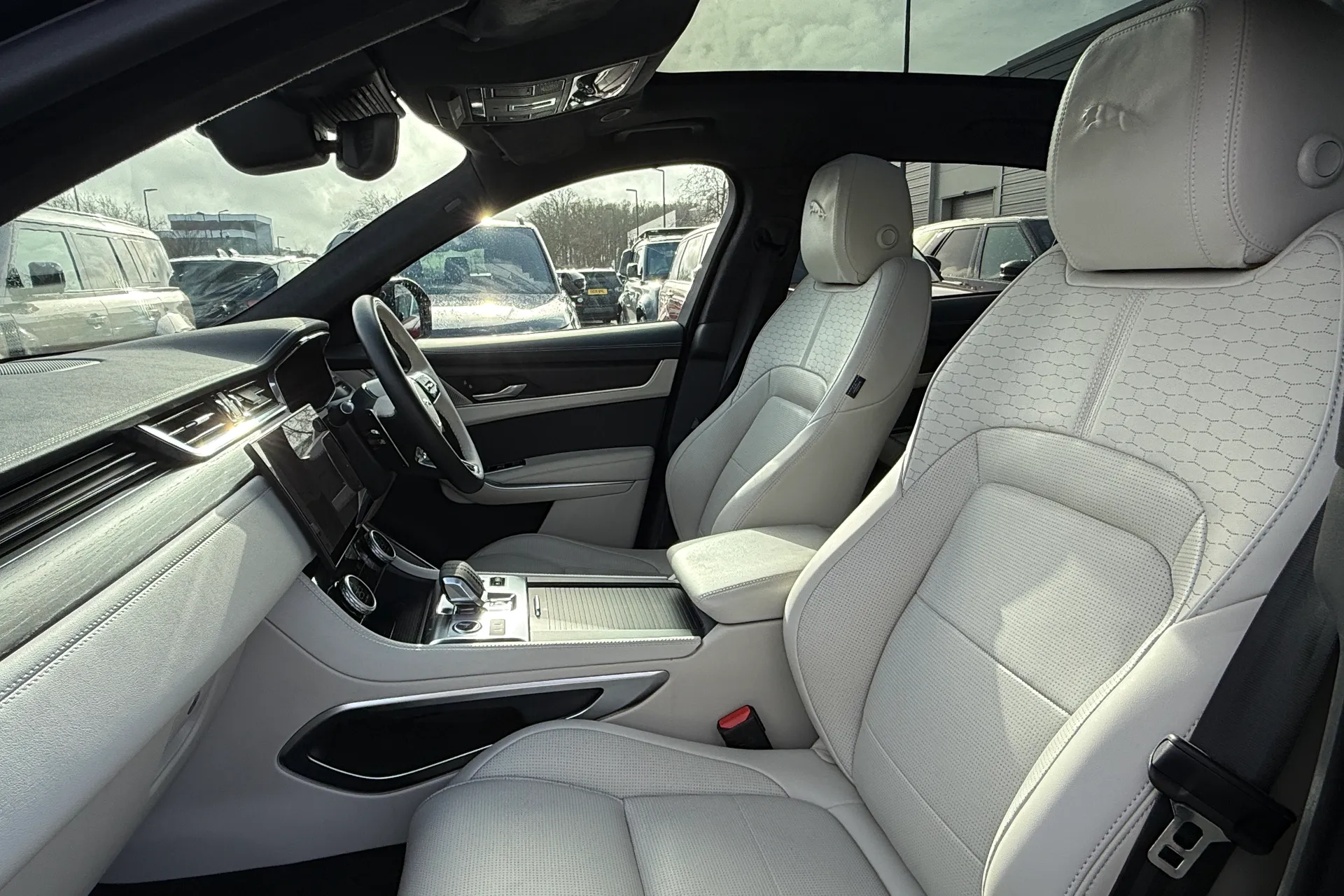 Jaguar F-PACE thumbnail image number 37