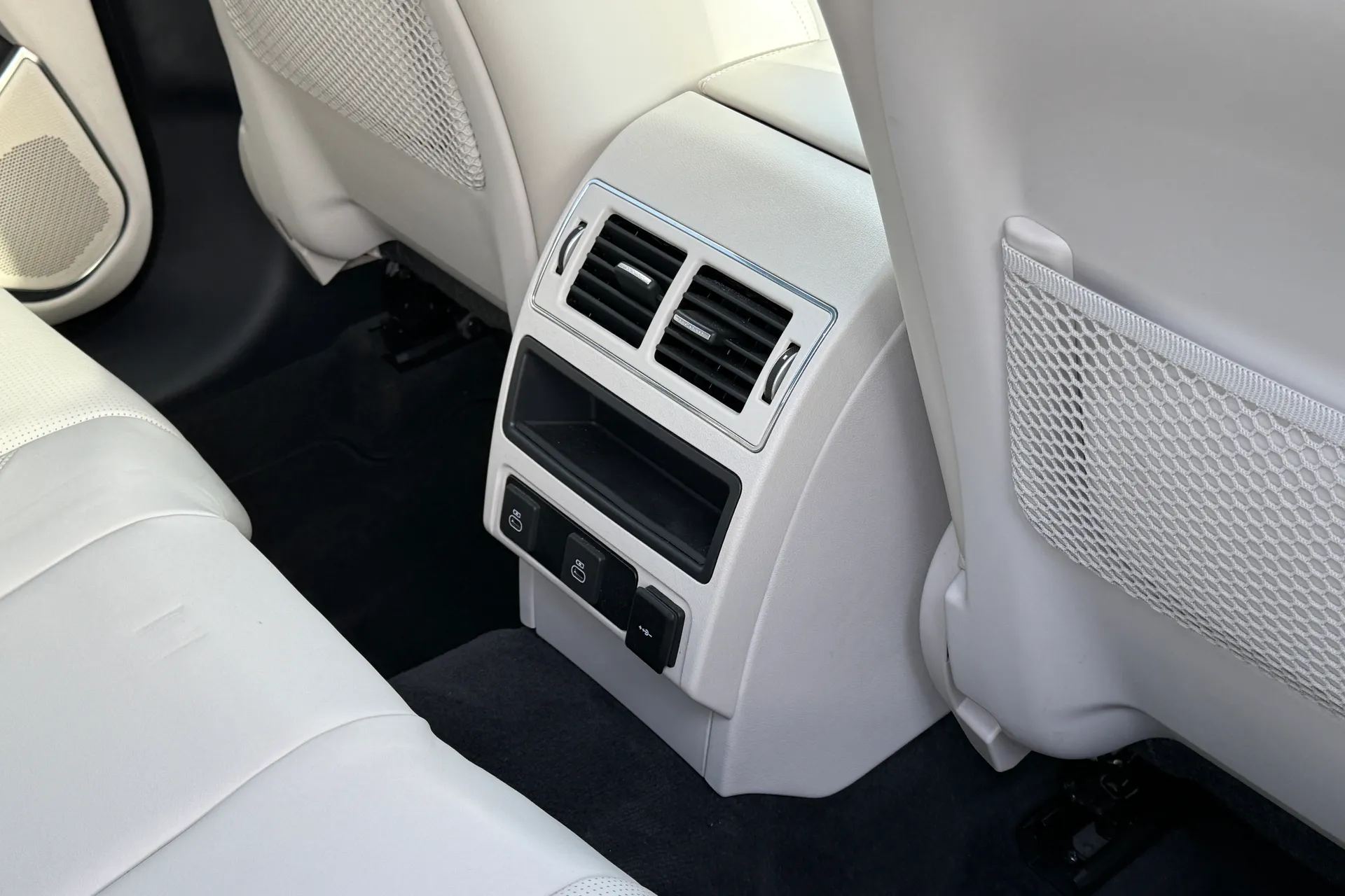 Jaguar F-PACE thumbnail image number 30