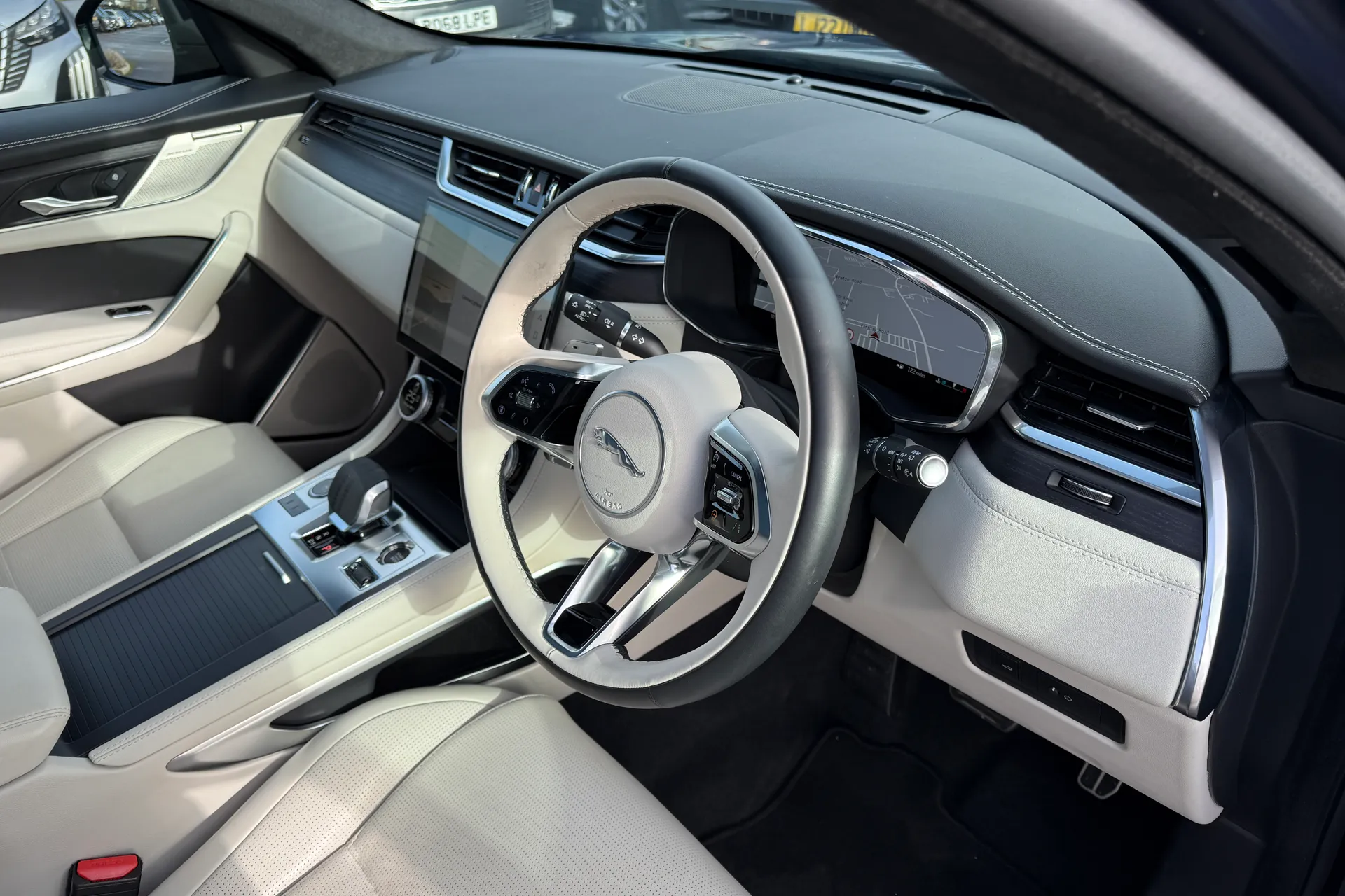 Jaguar F-PACE thumbnail image number 34