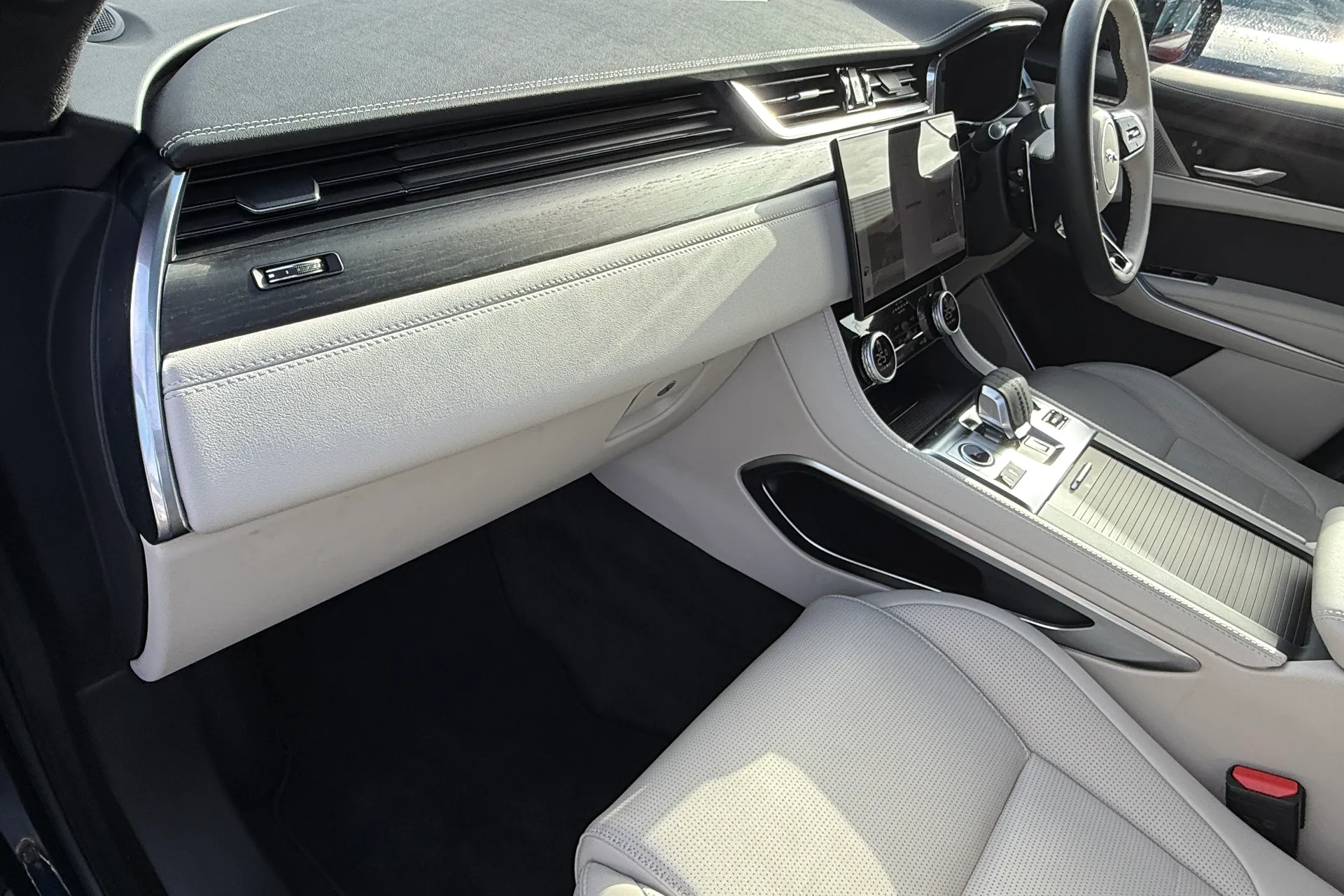 Jaguar F-PACE thumbnail image number 36