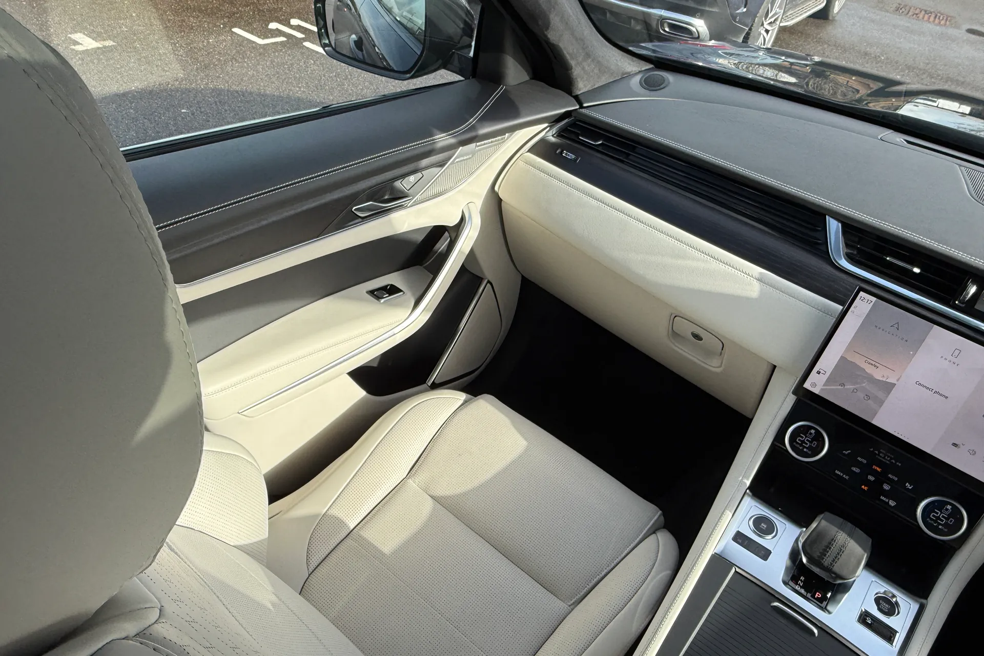 Jaguar F-PACE thumbnail image number 17