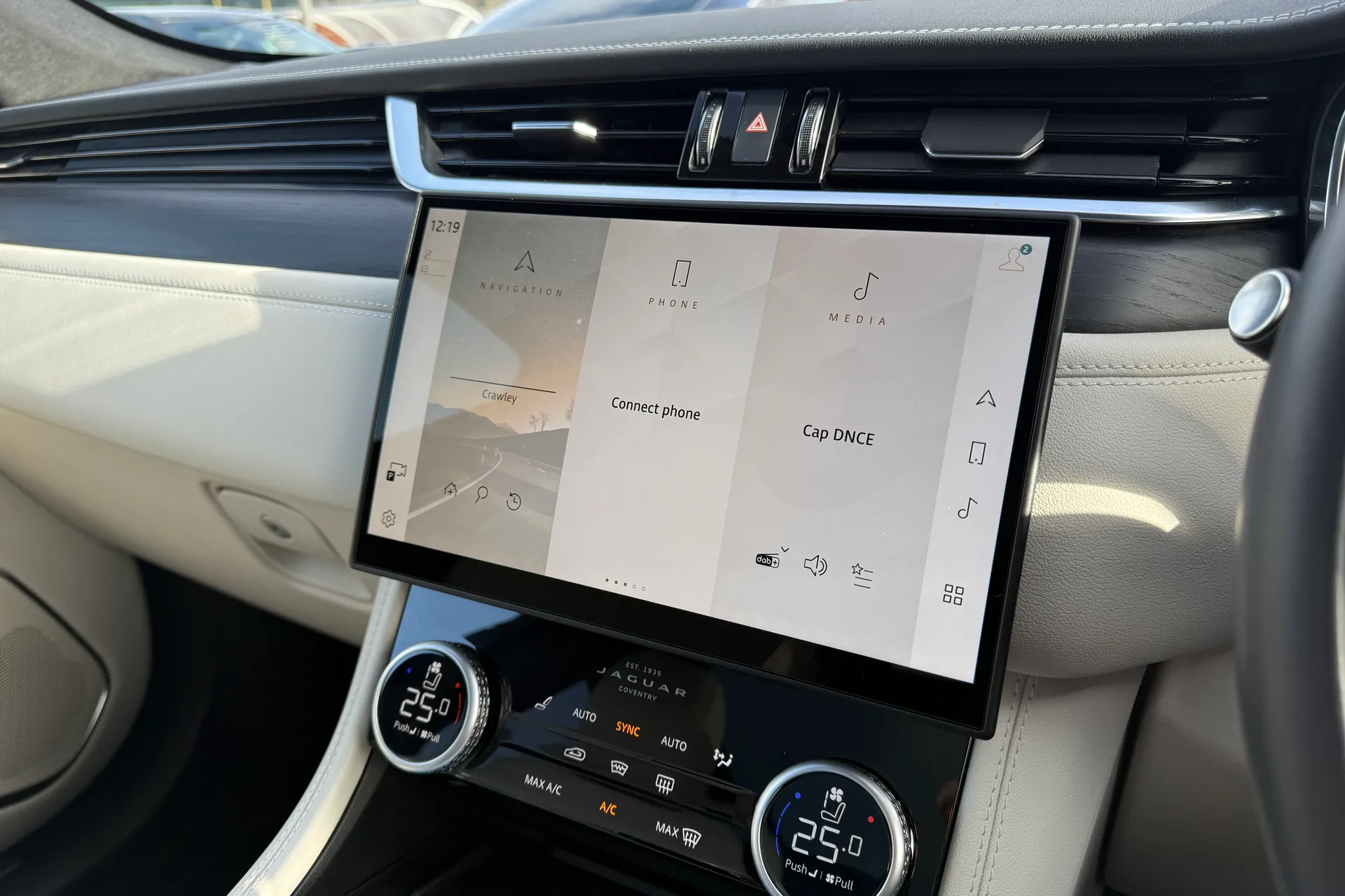 Jaguar F-PACE thumbnail image number 43