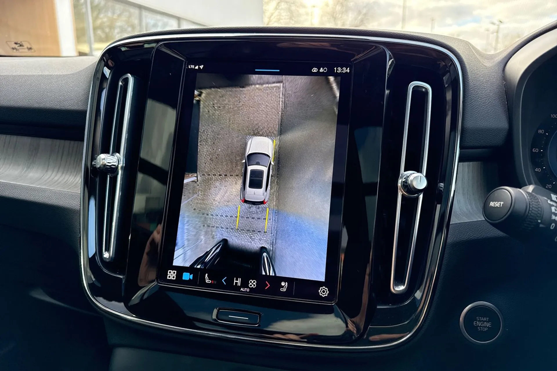 Volvo XC40 thumbnail image number 4