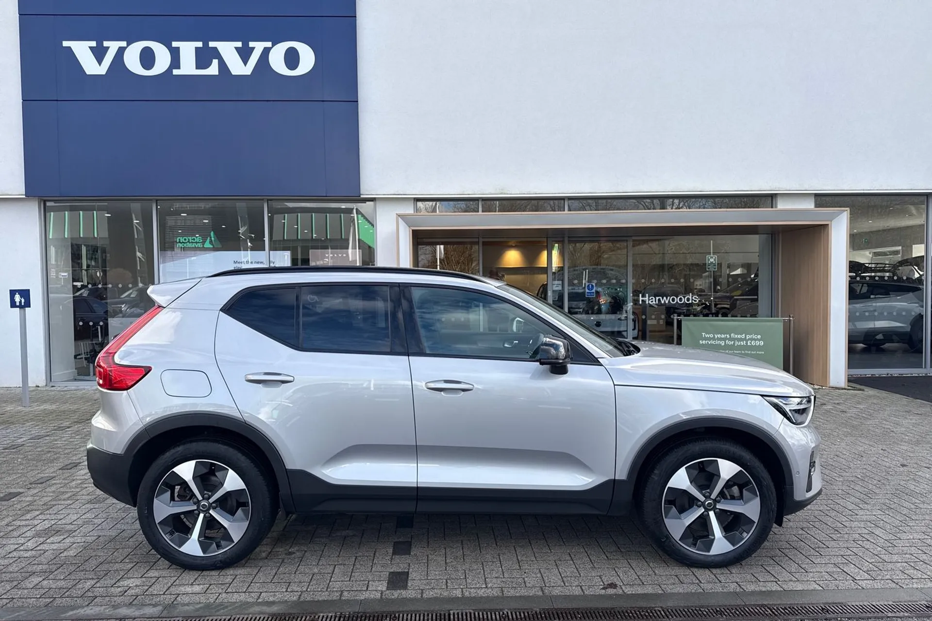 Volvo XC40 thumbnail image number 2