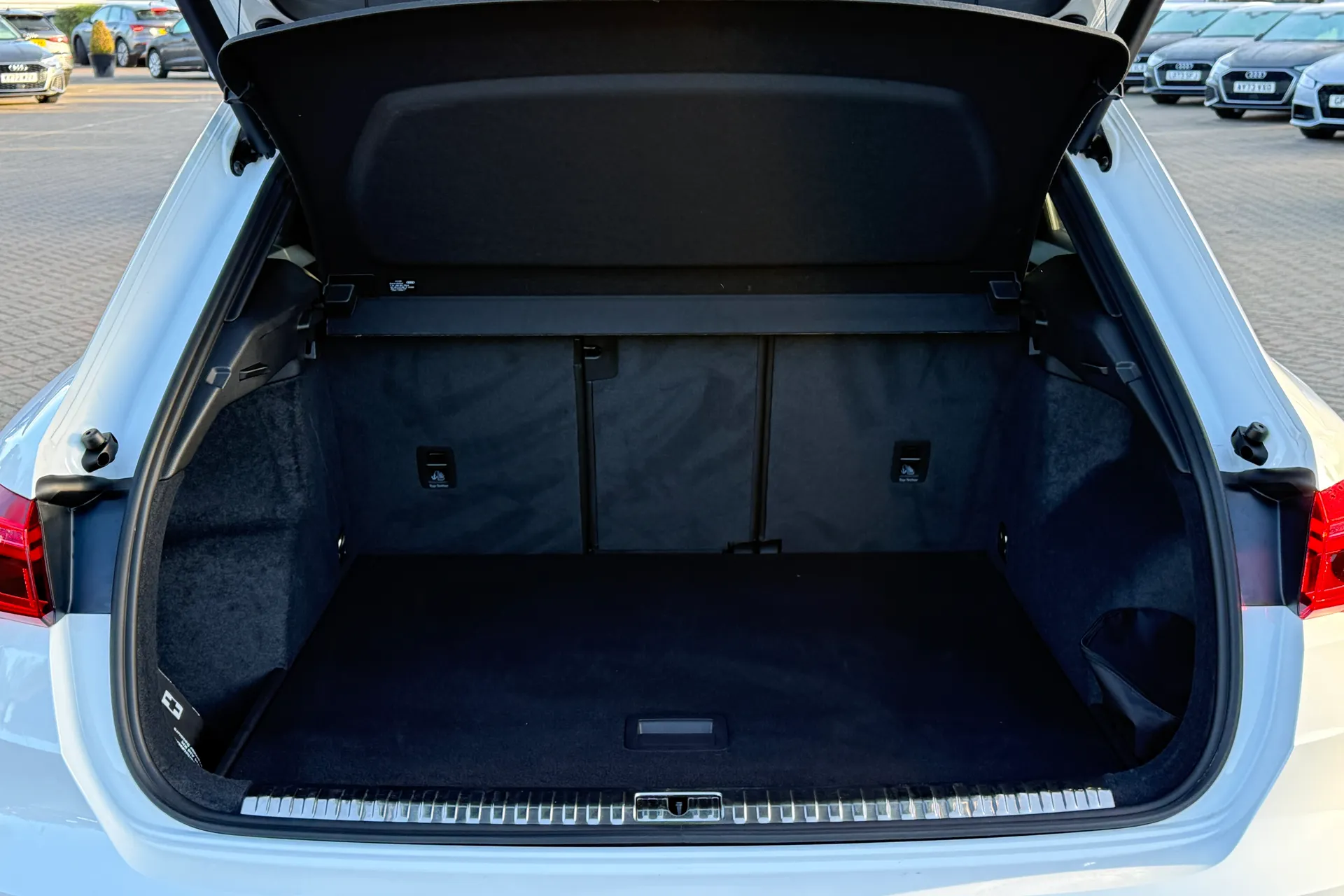 Audi Q3 thumbnail image number 32