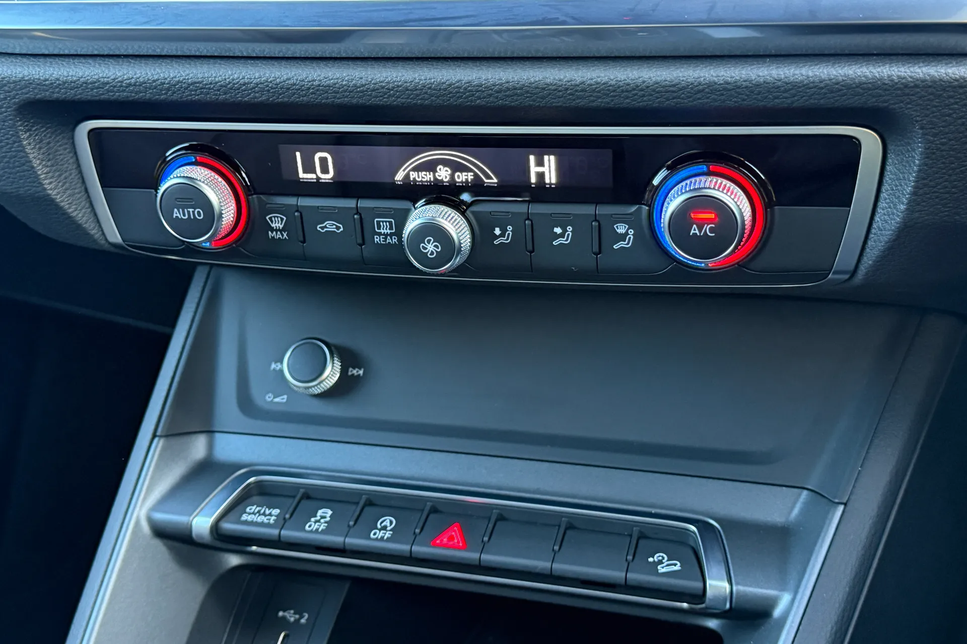 Audi Q3 thumbnail image number 14