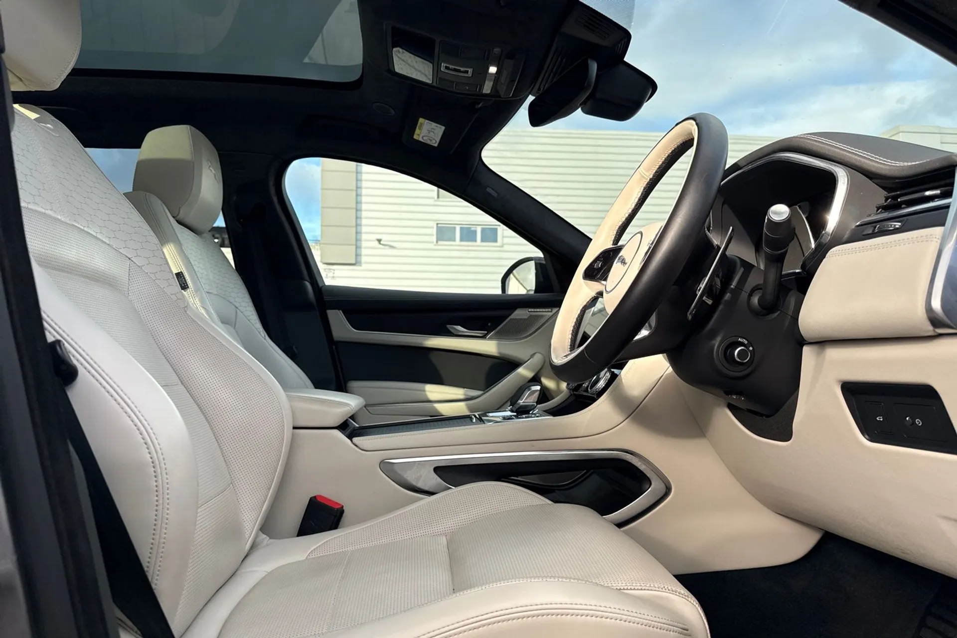 Jaguar F-PACE thumbnail image number 18