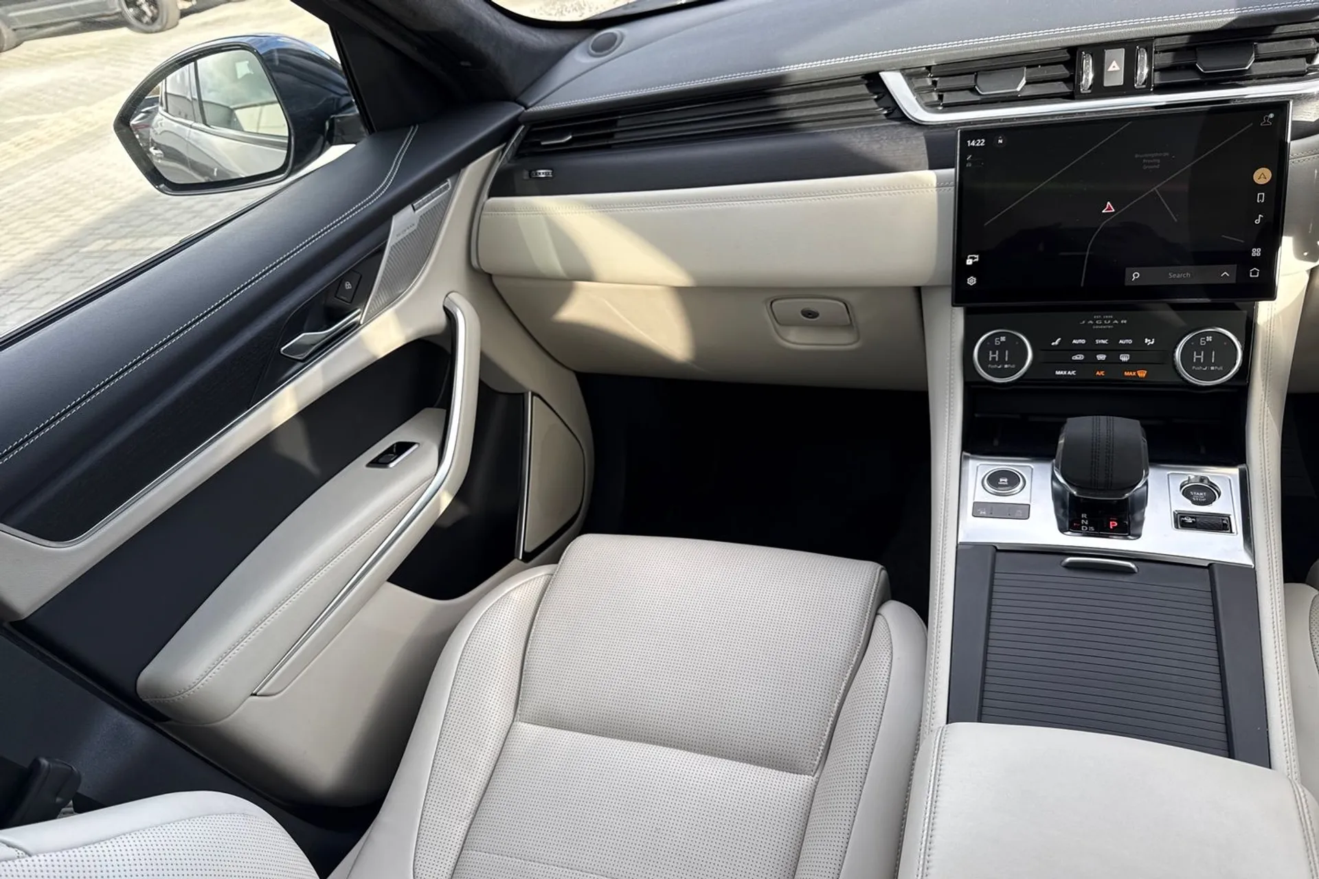 Jaguar F-PACE thumbnail image number 50