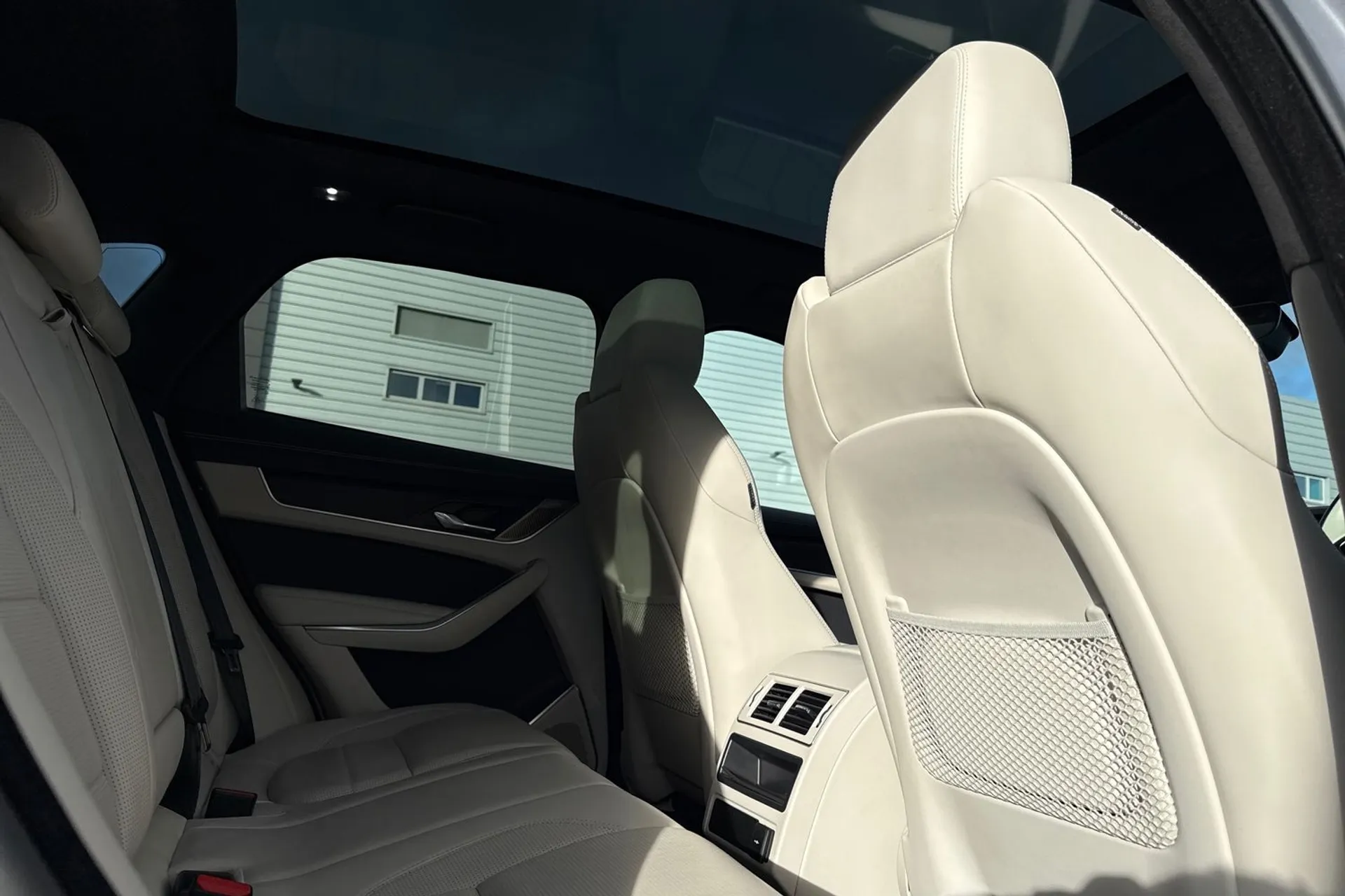 Jaguar F-PACE thumbnail image number 42