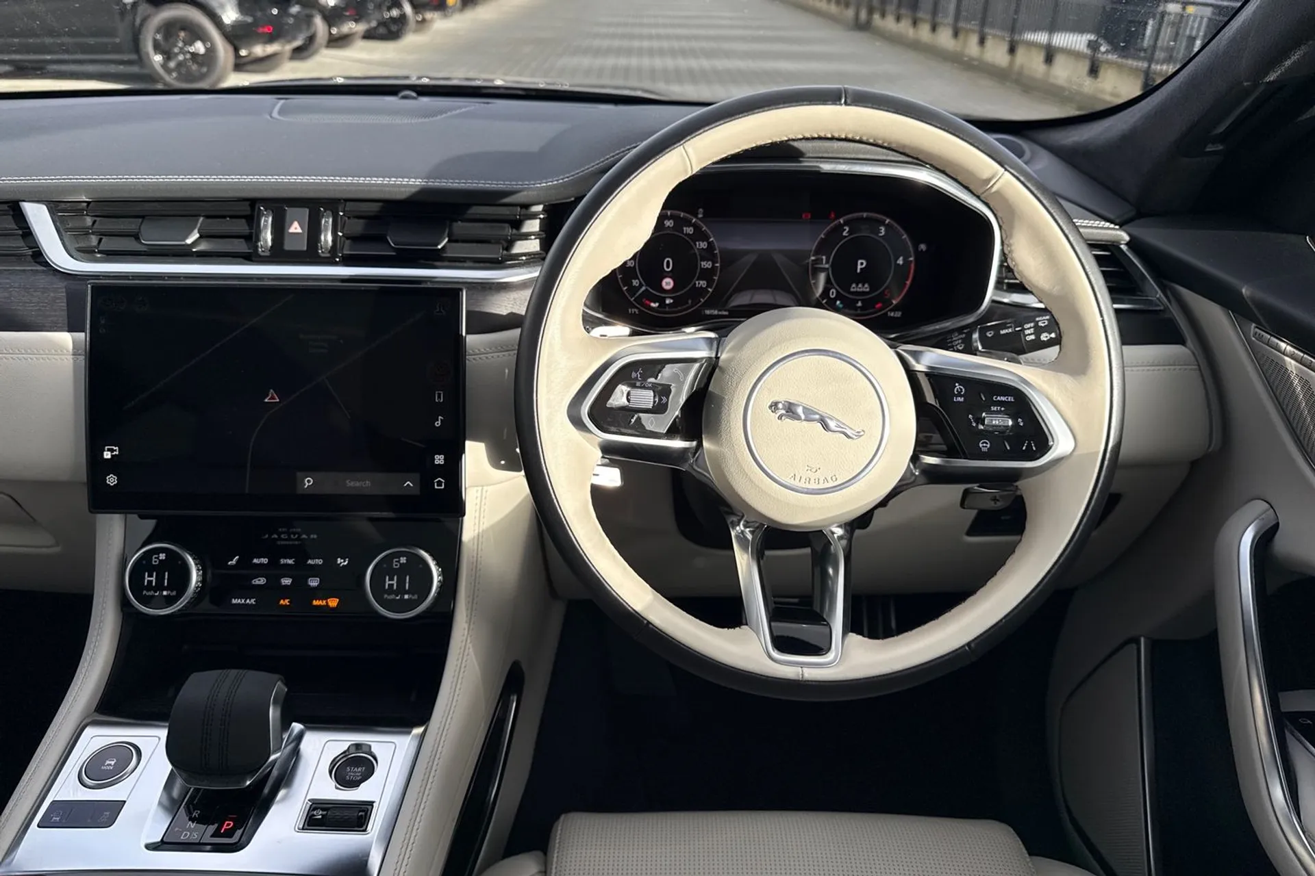 Jaguar F-PACE thumbnail image number 31