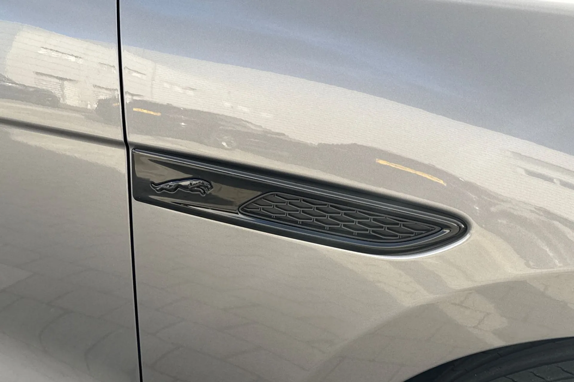 Jaguar F-PACE thumbnail image number 39