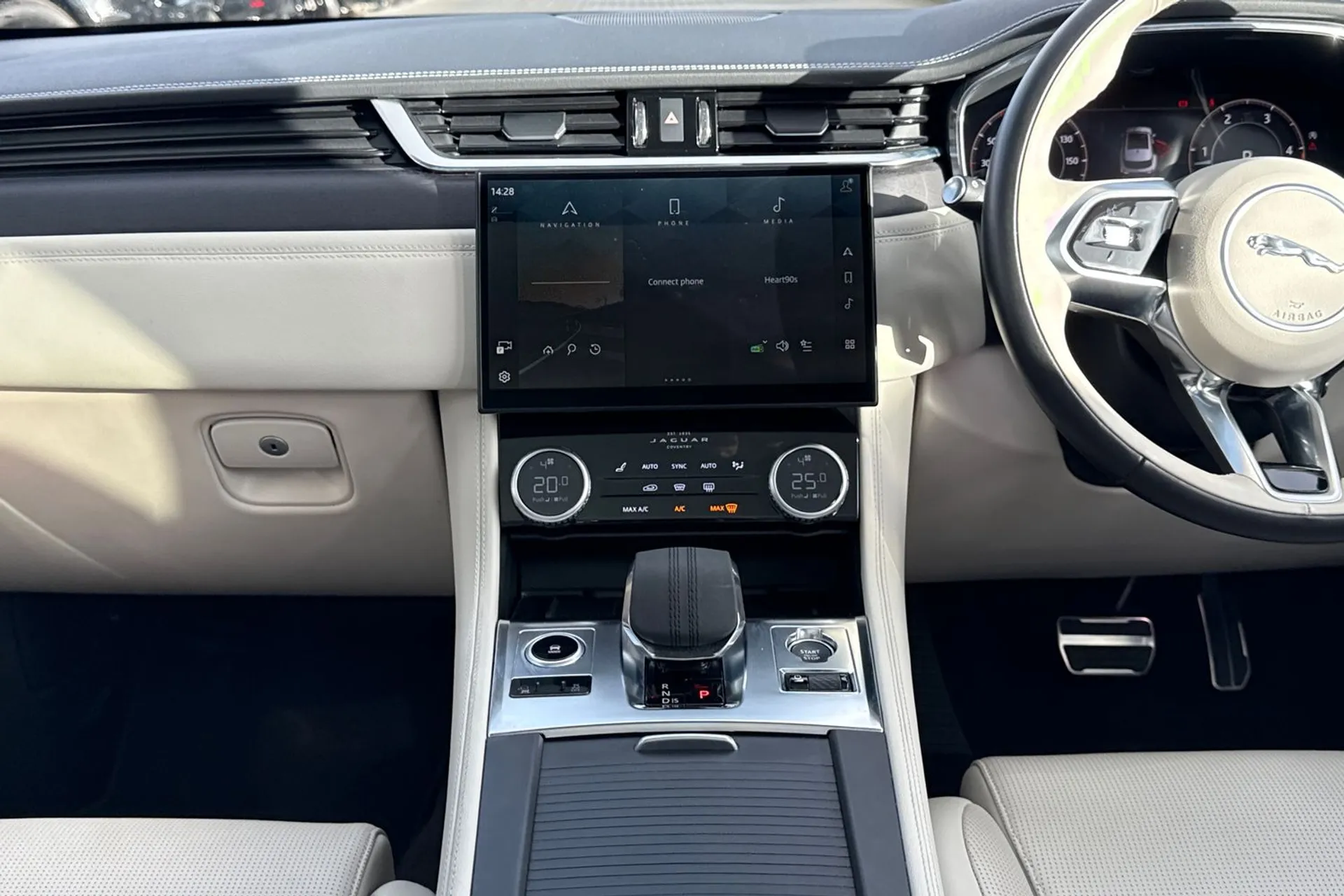 Jaguar F-PACE thumbnail image number 32