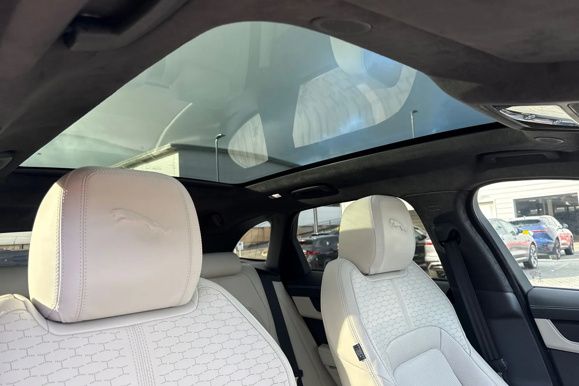 Jaguar F-PACE thumbnail image number 10