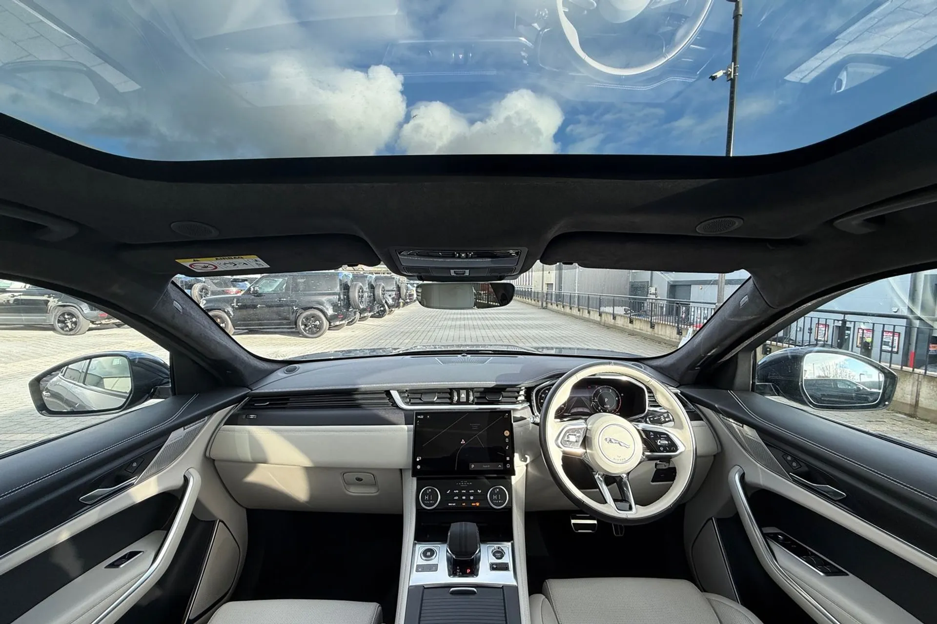 Jaguar F-PACE thumbnail image number 3