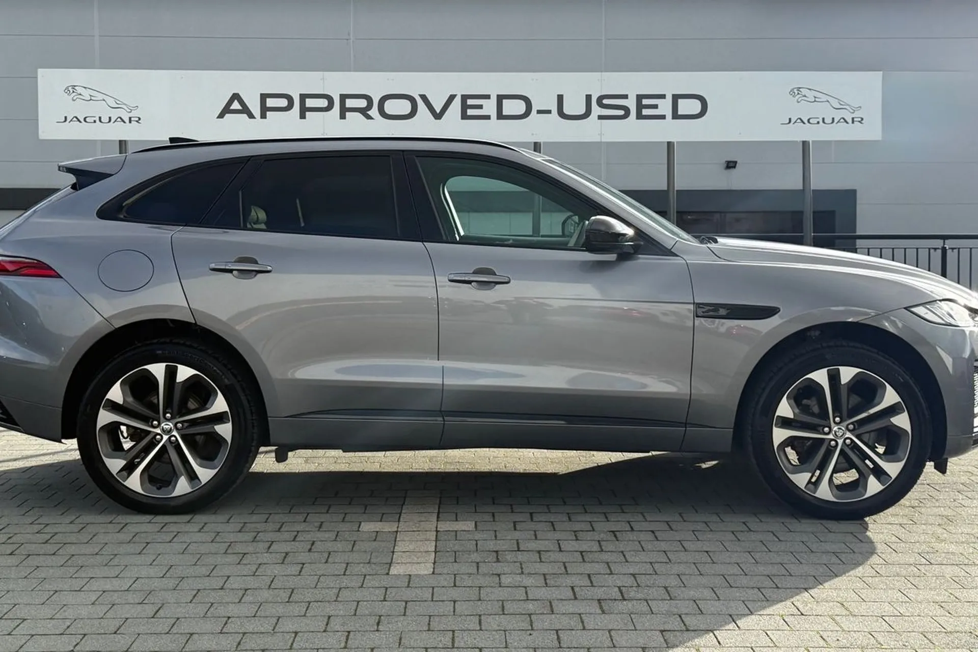 Jaguar F-PACE thumbnail image number 2