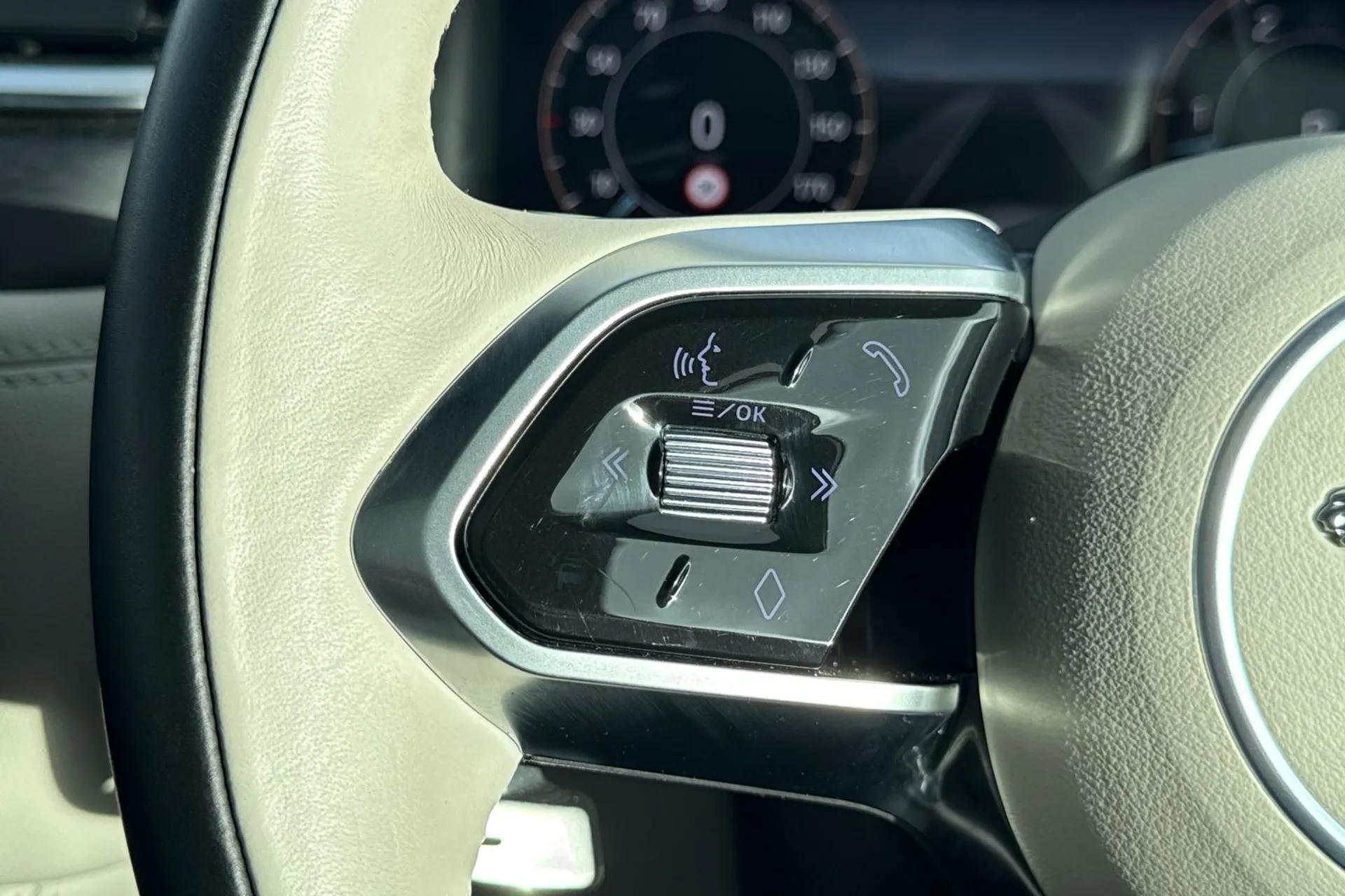 Jaguar F-PACE thumbnail image number 34