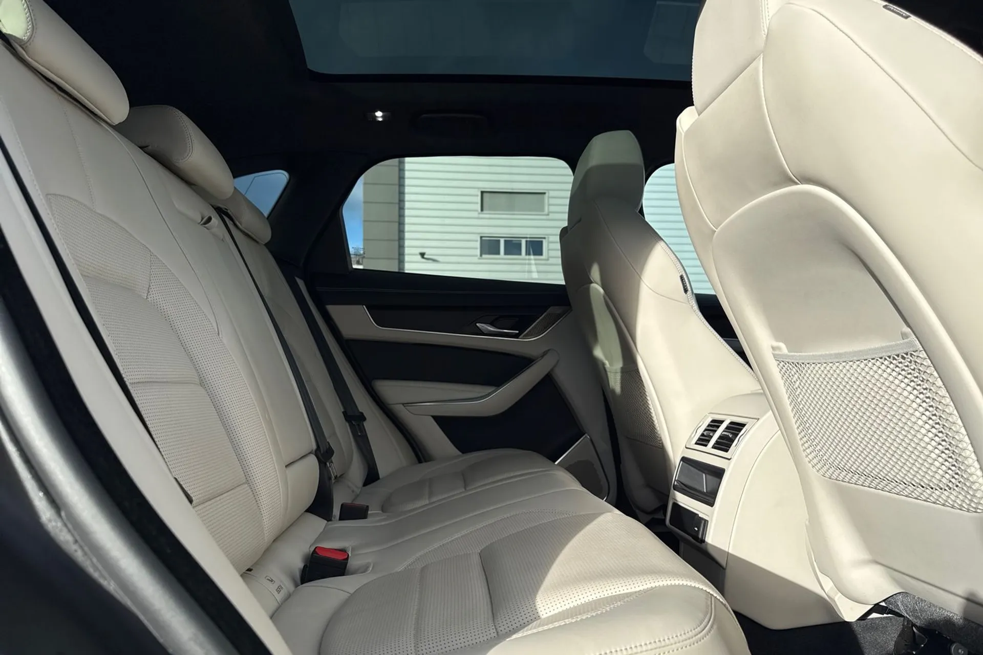 Jaguar F-PACE thumbnail image number 41