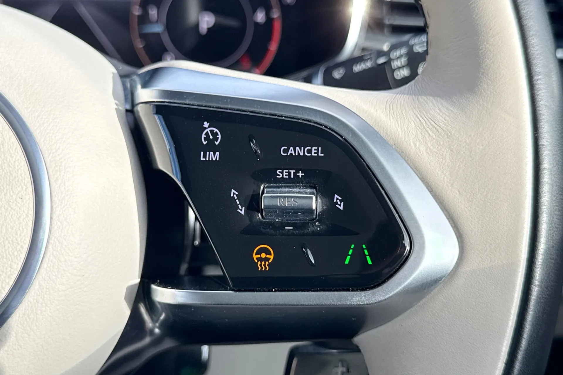 Jaguar F-PACE thumbnail image number 35