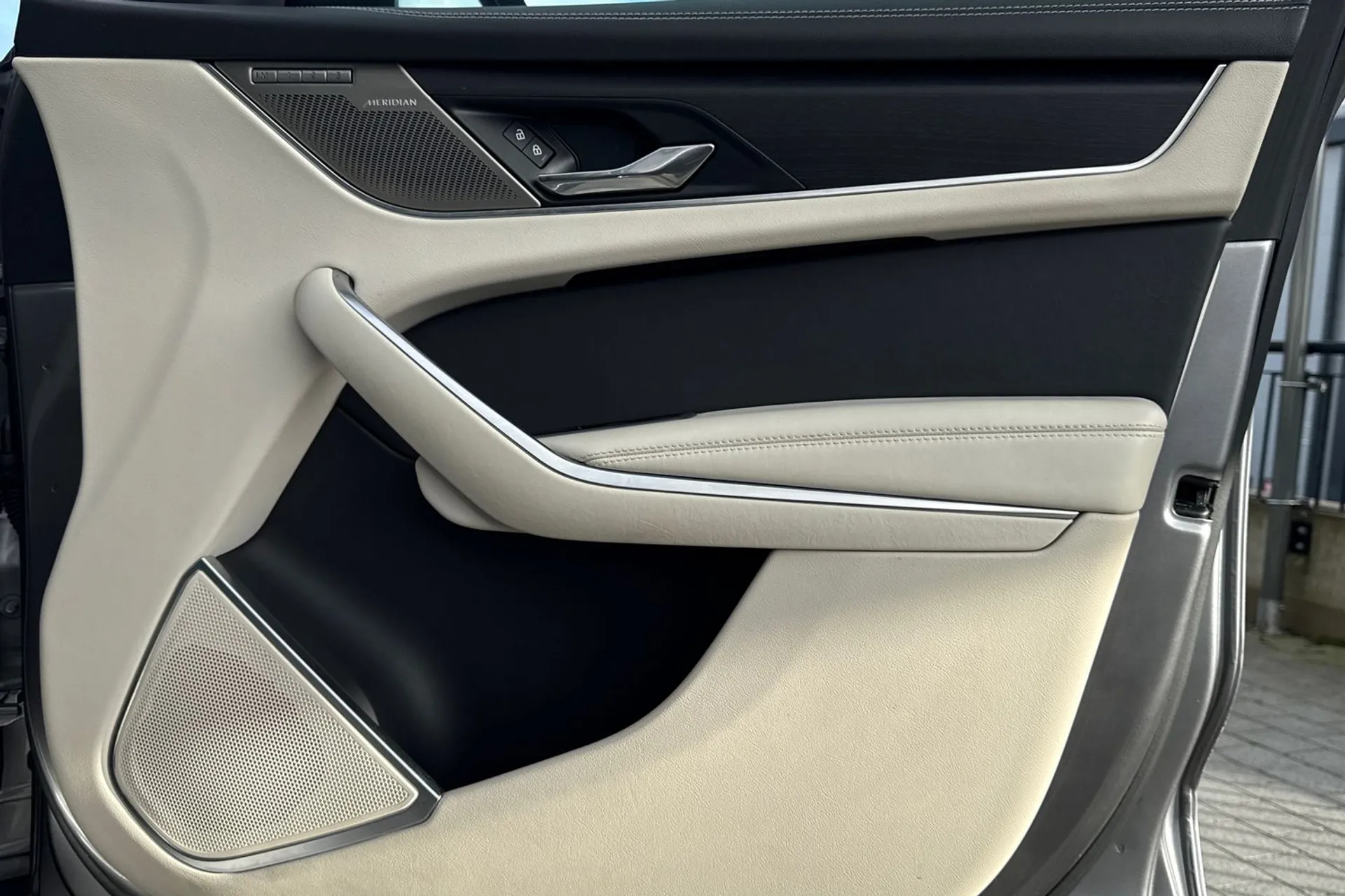 Jaguar F-PACE thumbnail image number 23