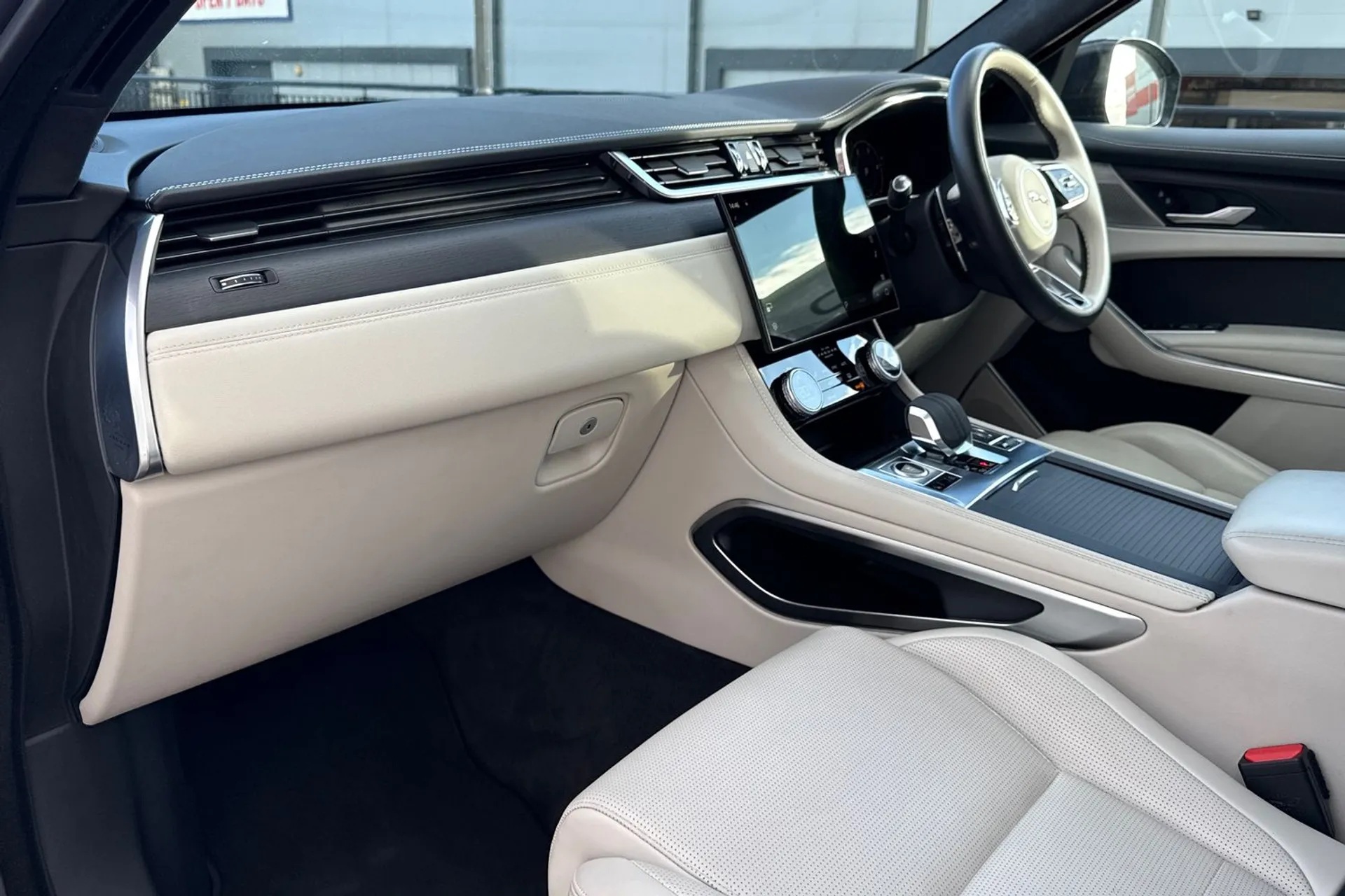 Jaguar F-PACE thumbnail image number 52