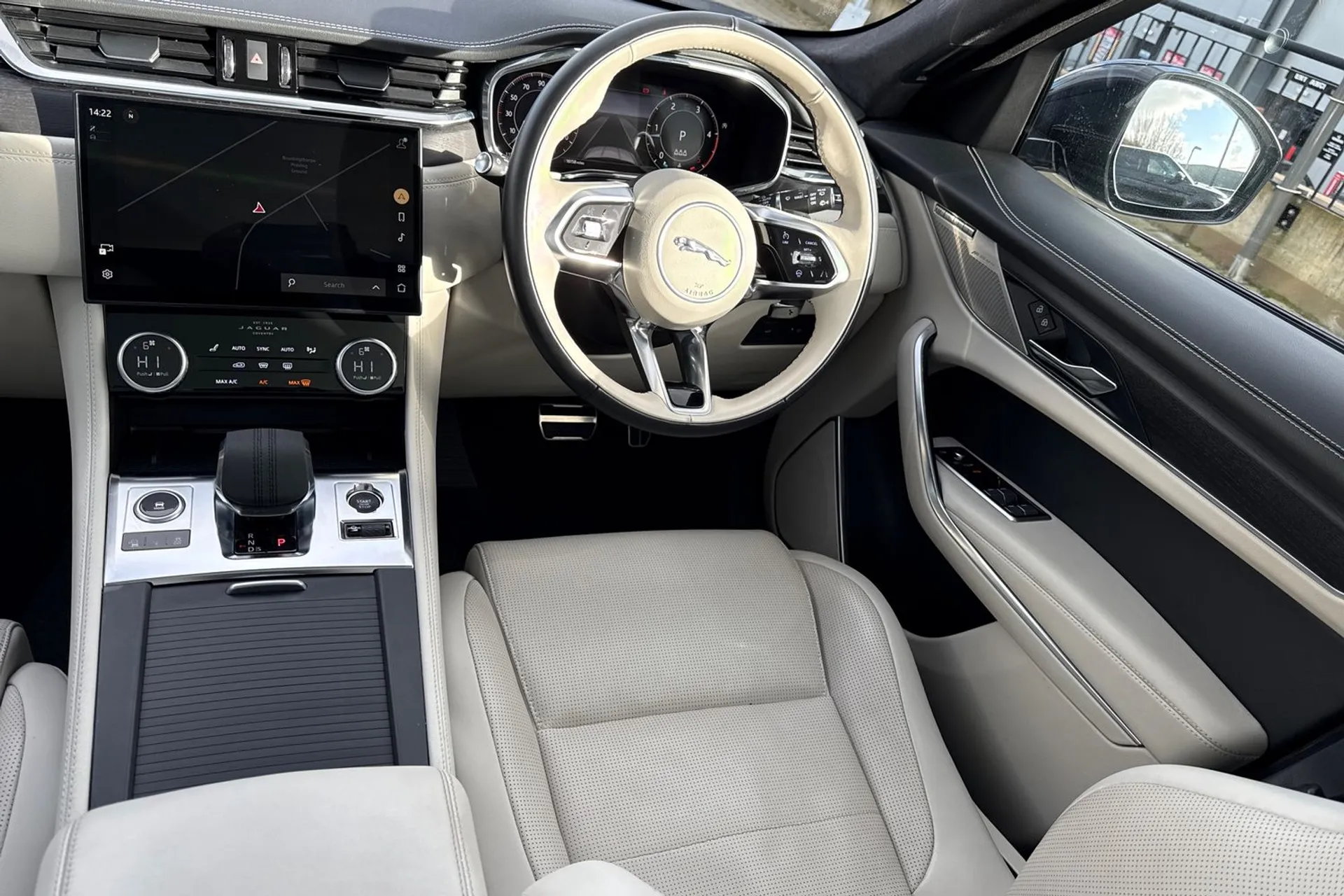 Jaguar F-PACE thumbnail image number 51