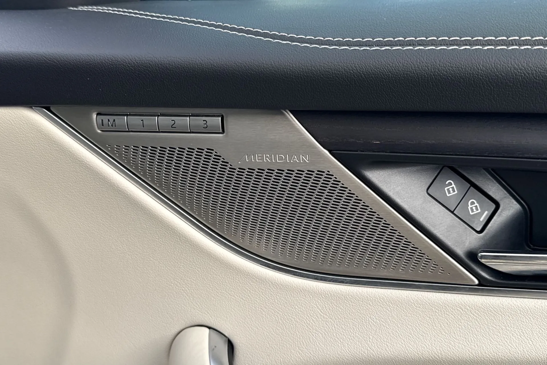 Jaguar F-PACE thumbnail image number 24