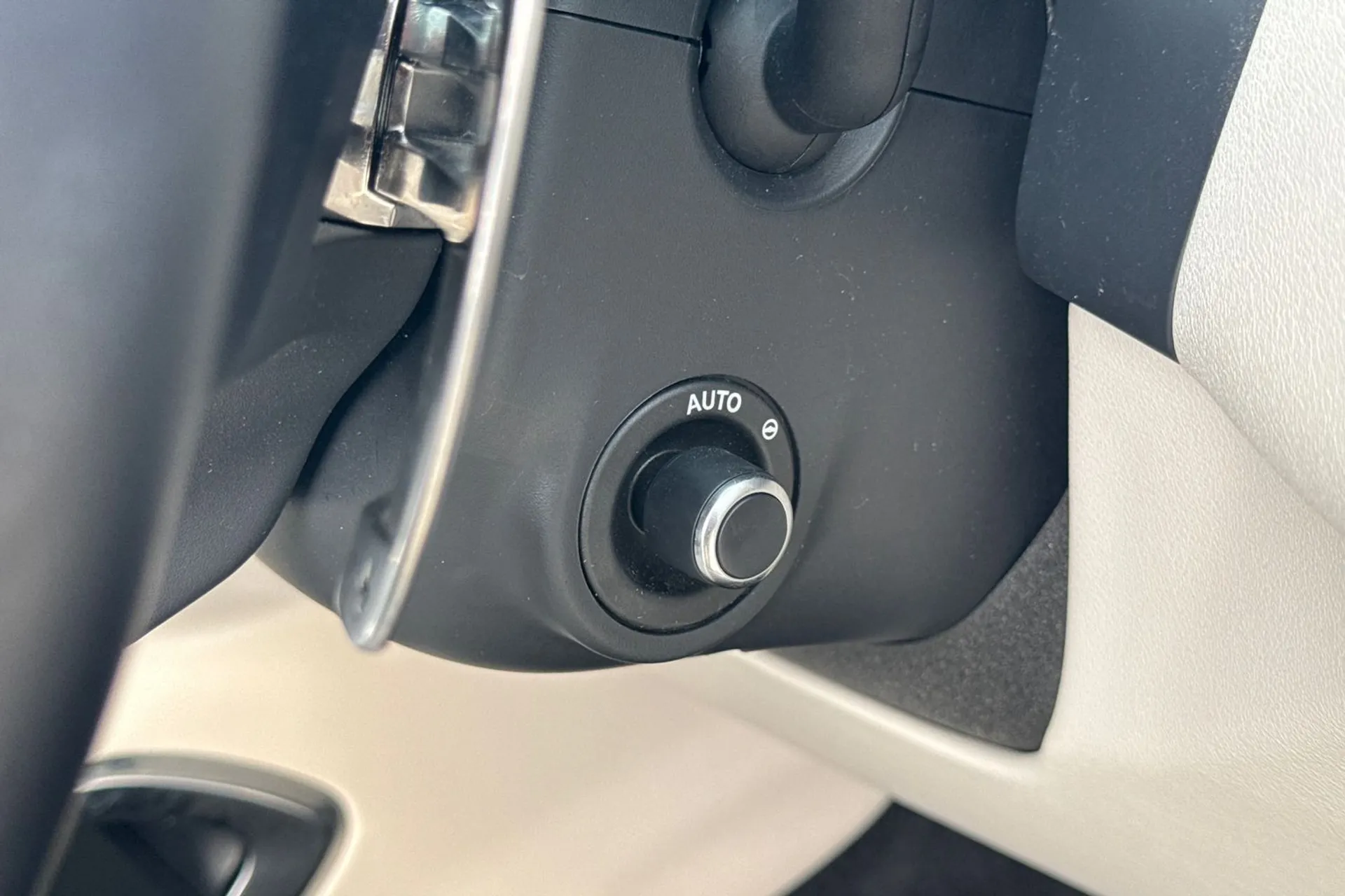 Jaguar F-PACE thumbnail image number 22