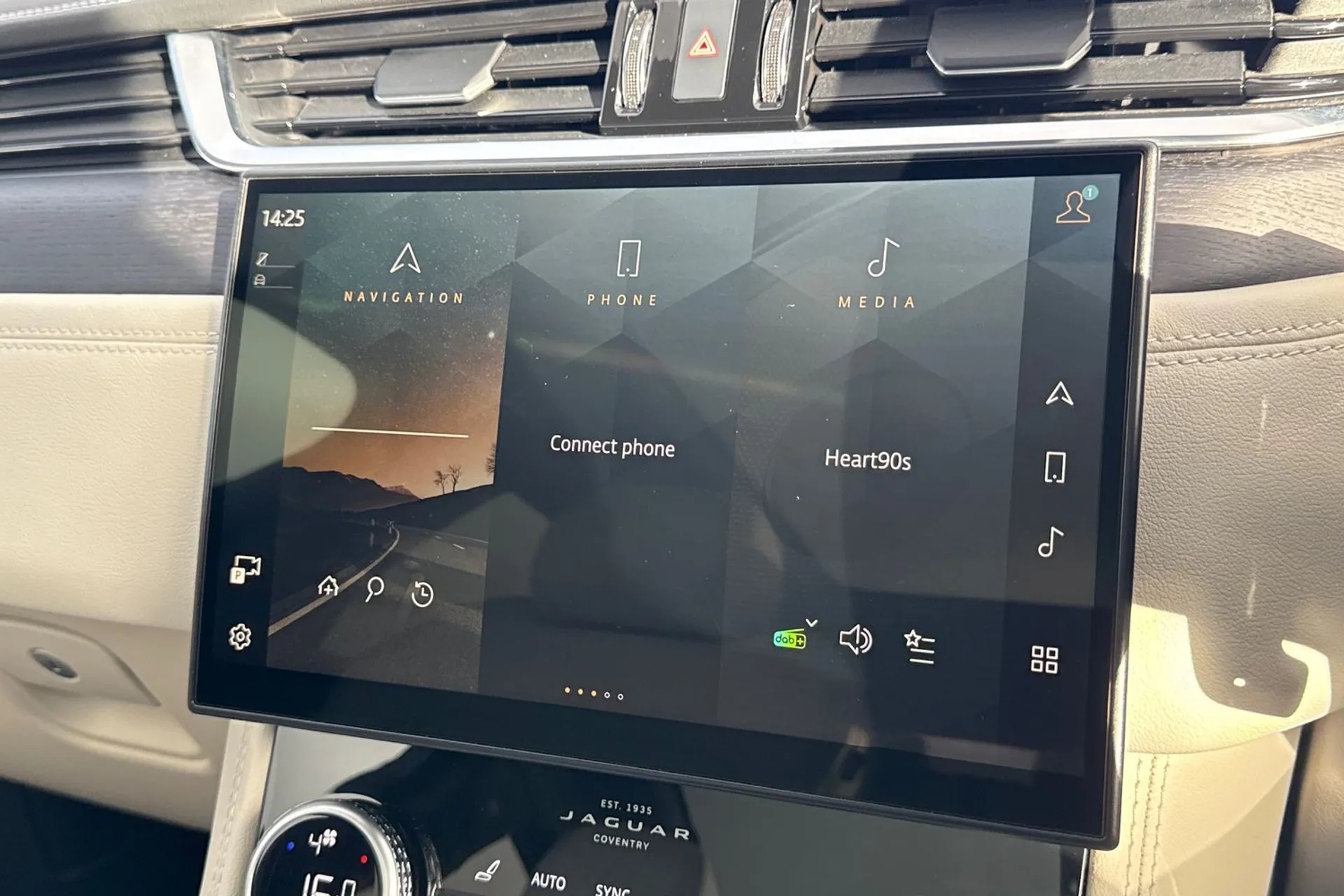 Jaguar F-PACE thumbnail image number 61