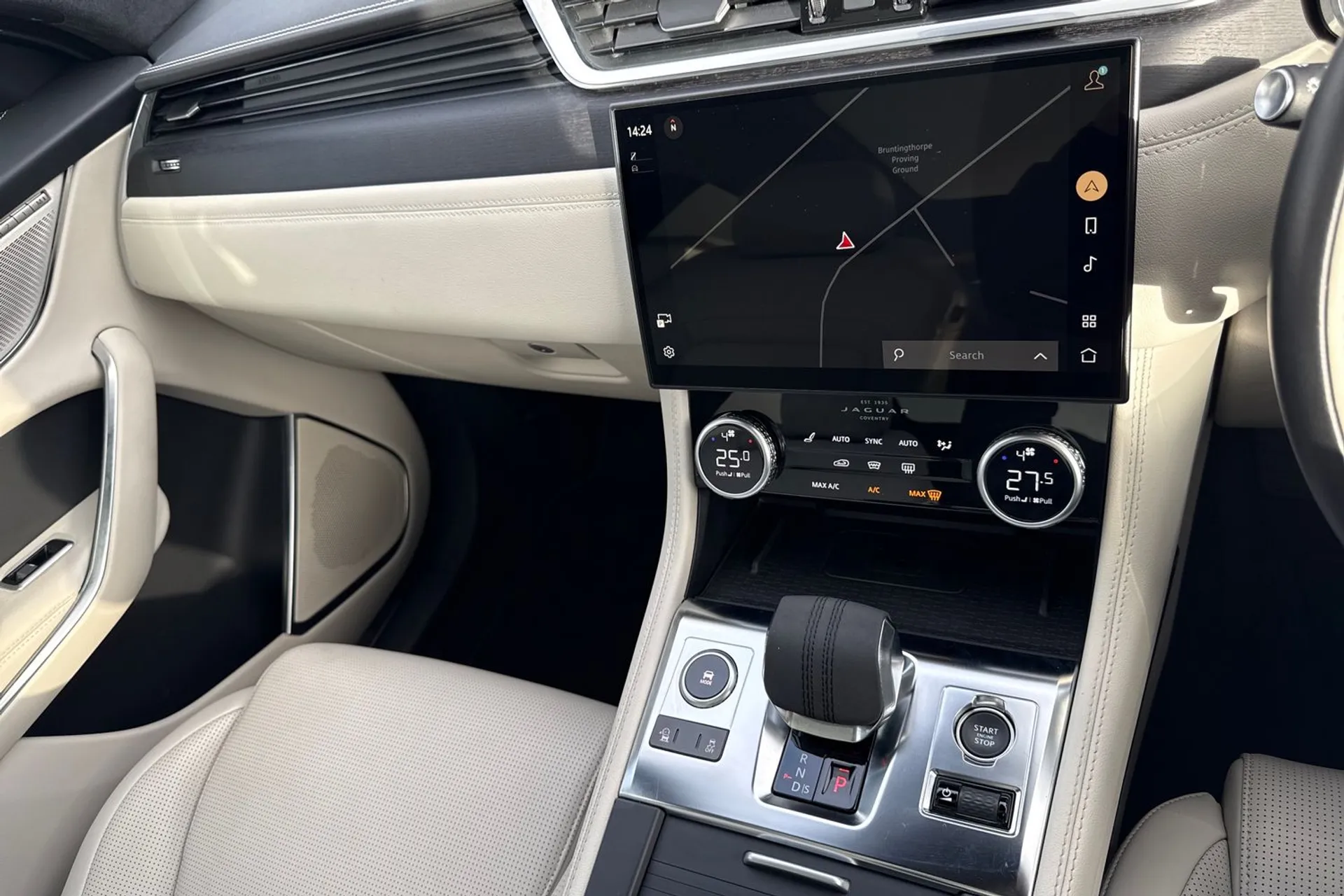 Jaguar F-PACE thumbnail image number 33