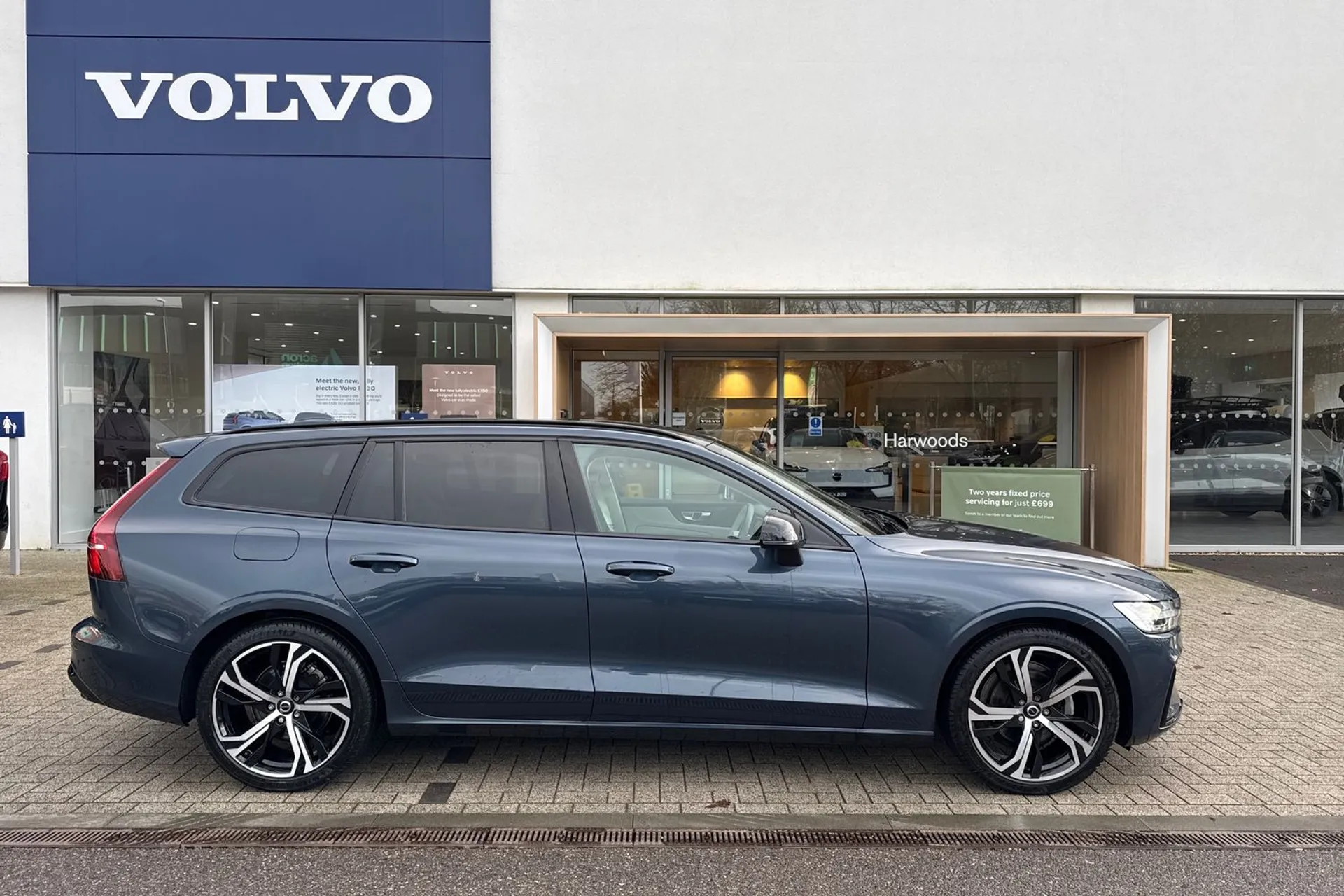 Volvo V60 thumbnail image number 2