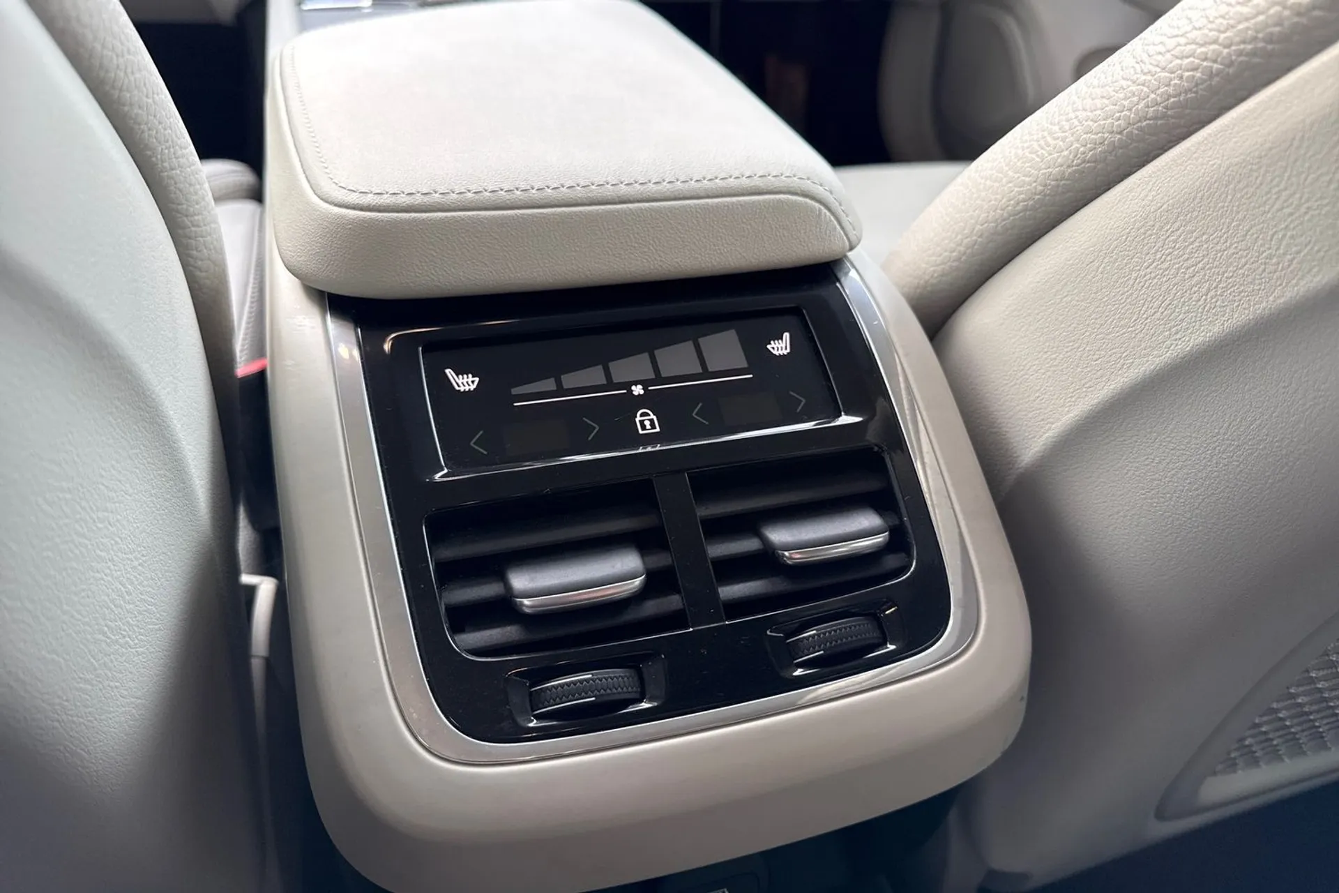 Volvo V60 thumbnail image number 32