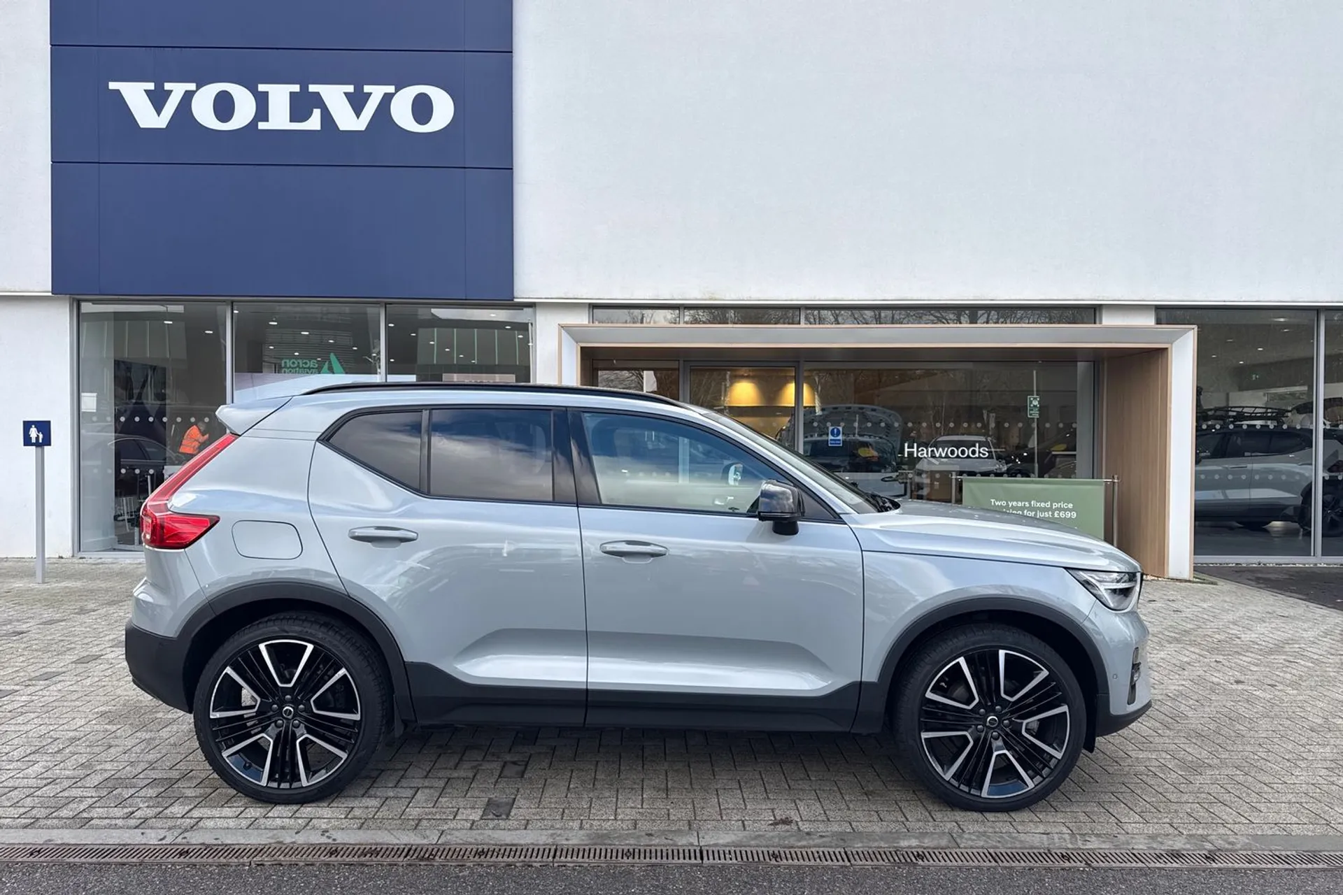 Volvo XC40 thumbnail image number 2