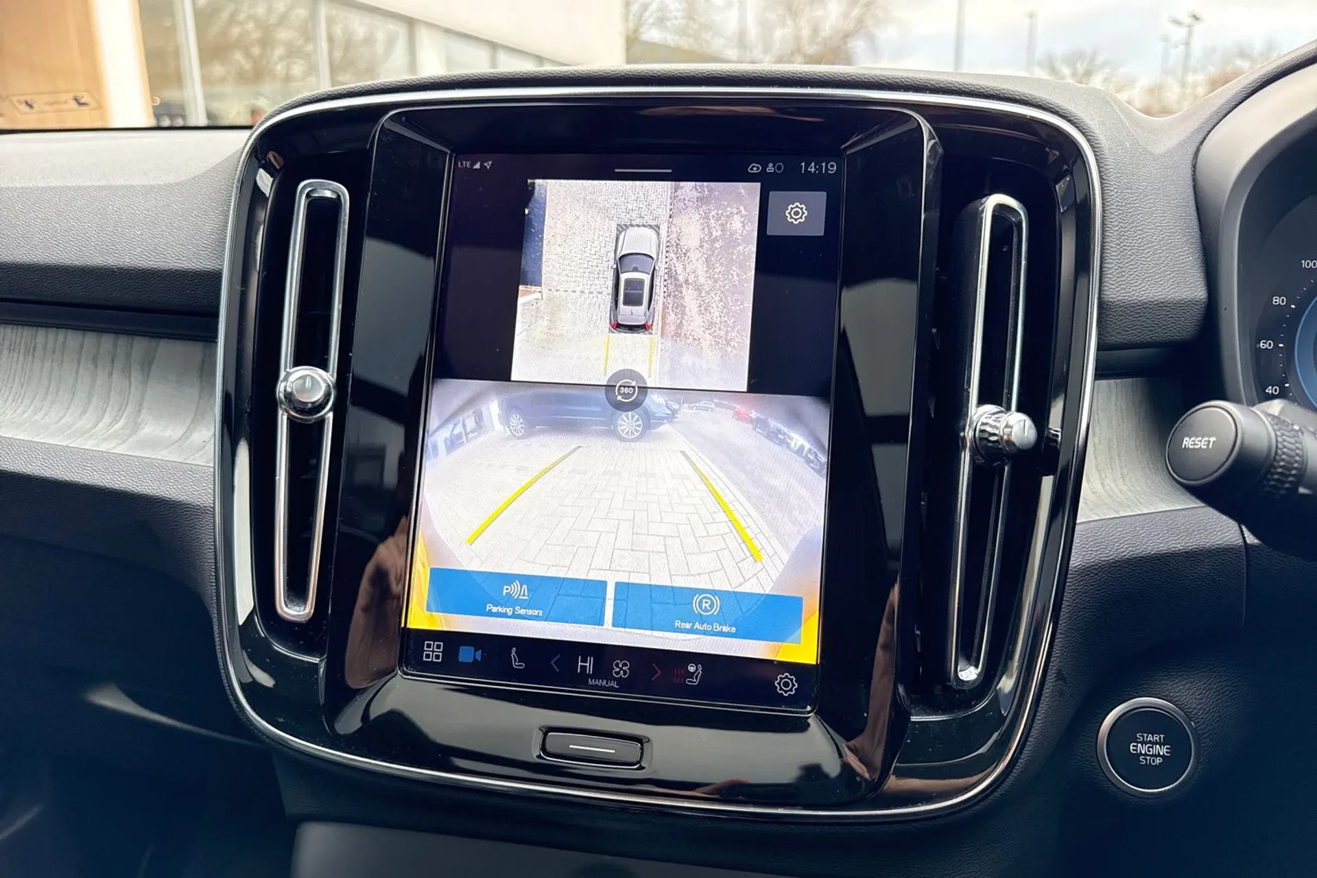 Volvo XC40 thumbnail image number 4