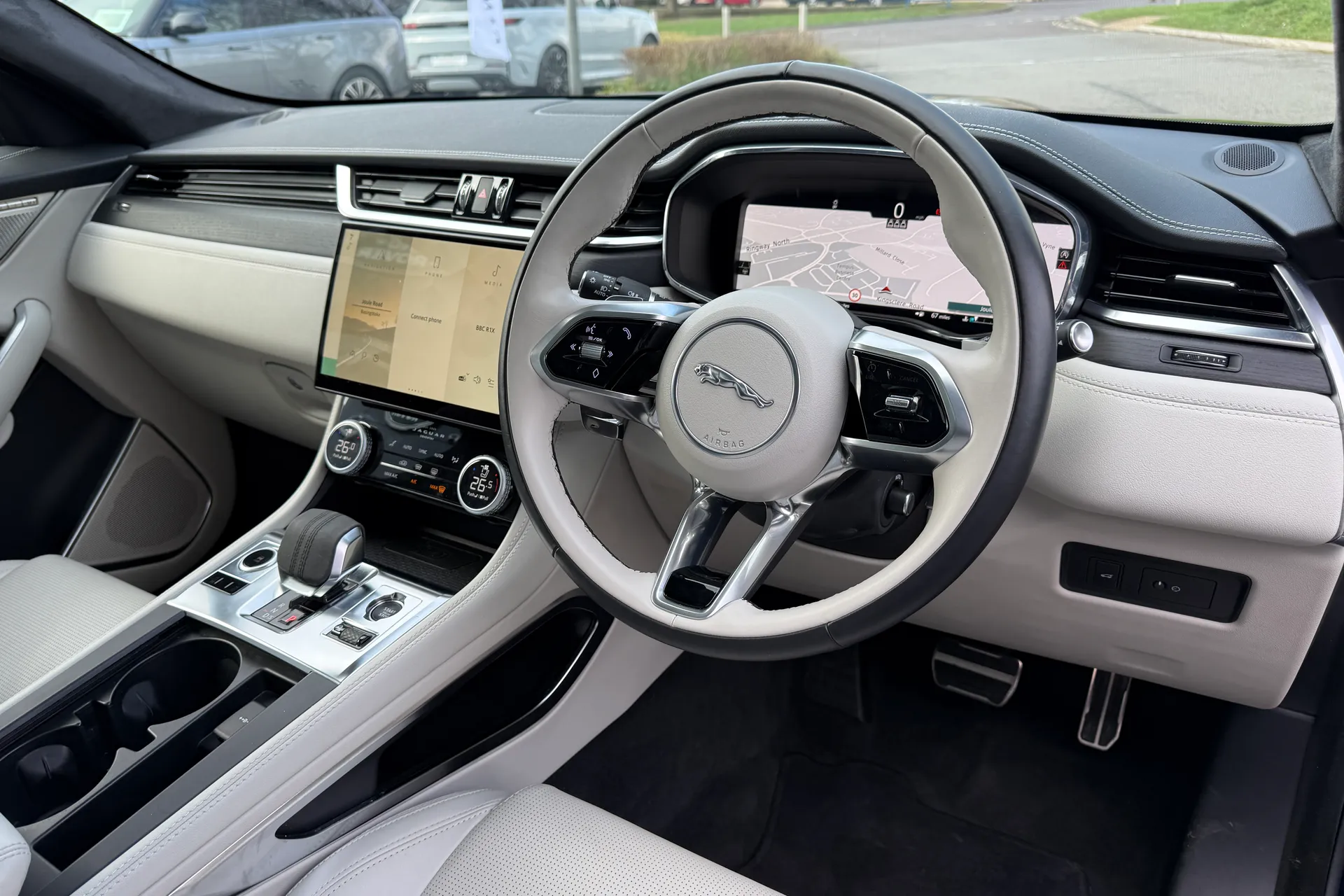 Jaguar F-PACE thumbnail image number 29