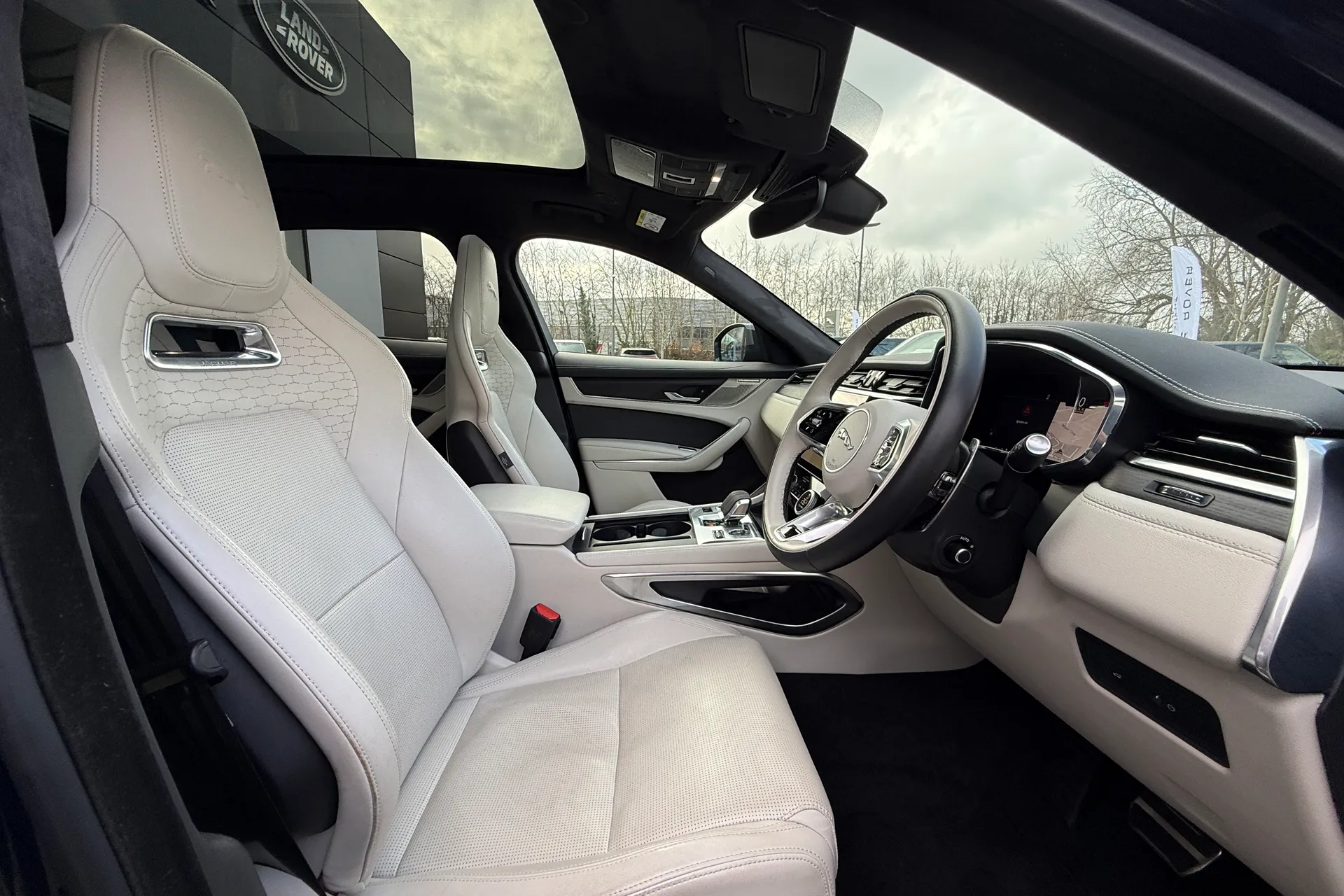 Jaguar F-PACE thumbnail image number 9