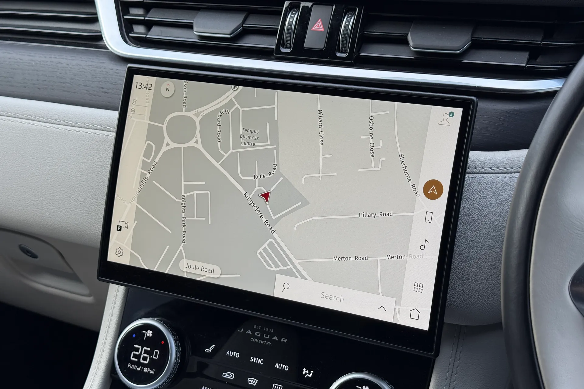 Jaguar F-PACE thumbnail image number 27