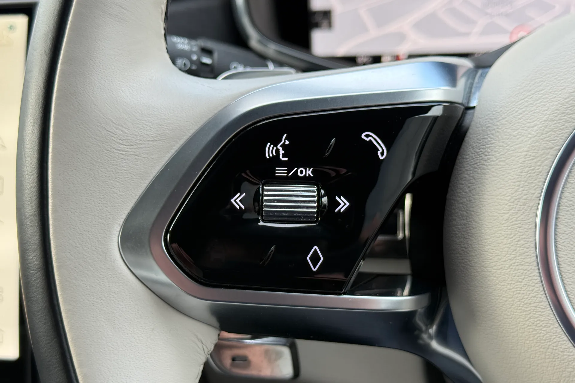 Jaguar F-PACE thumbnail image number 24