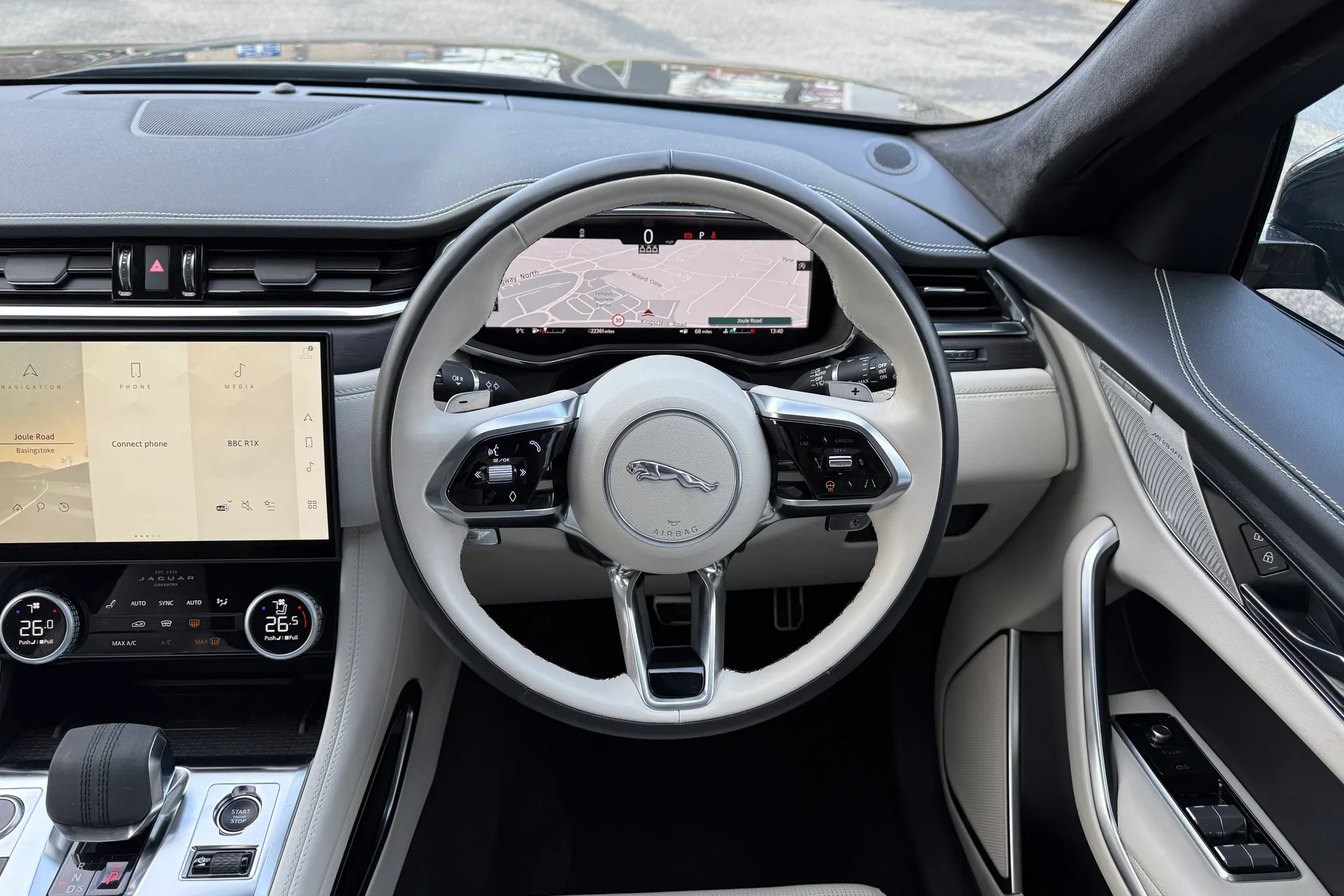 Jaguar F-PACE thumbnail image number 12