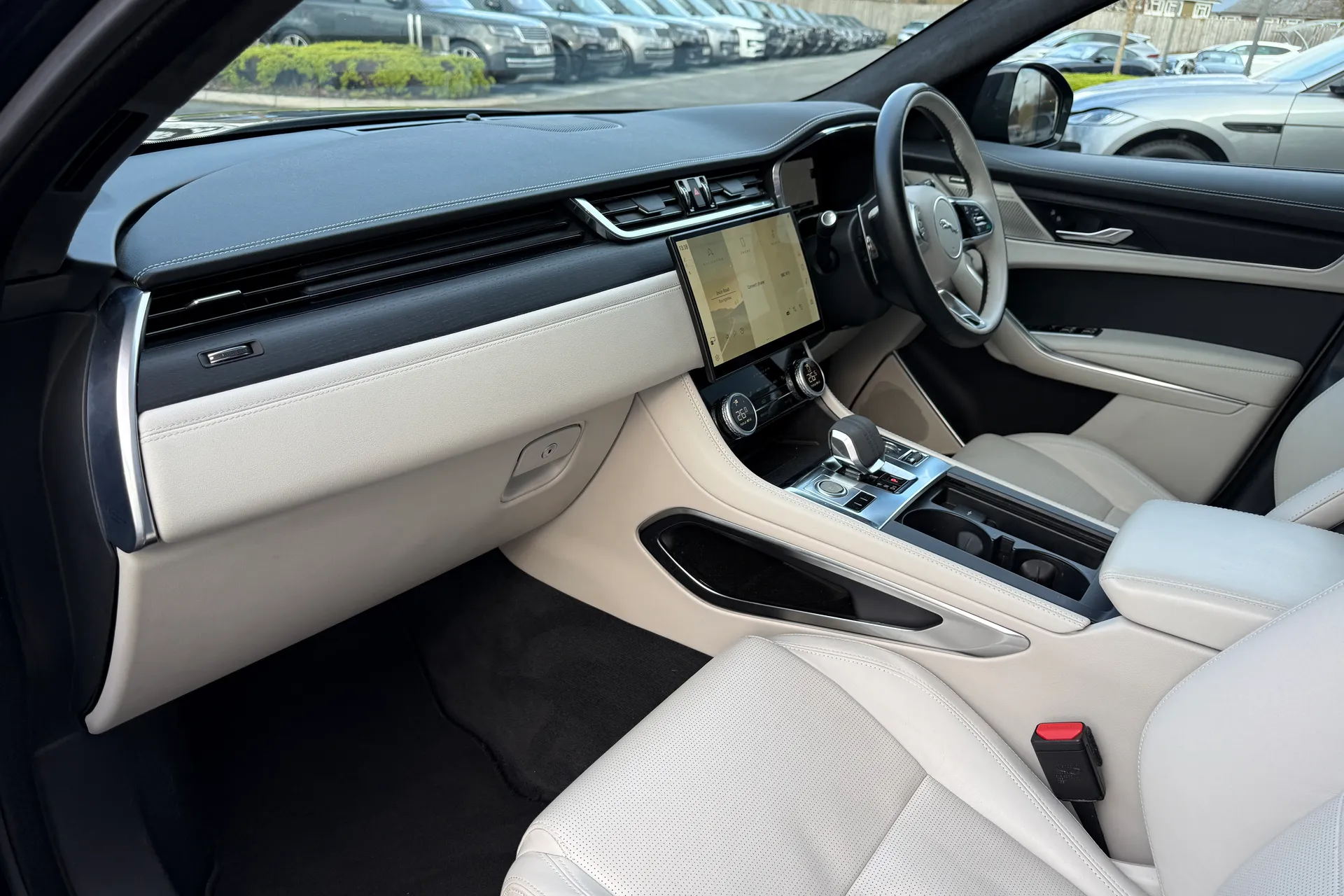 Jaguar F-PACE thumbnail image number 45