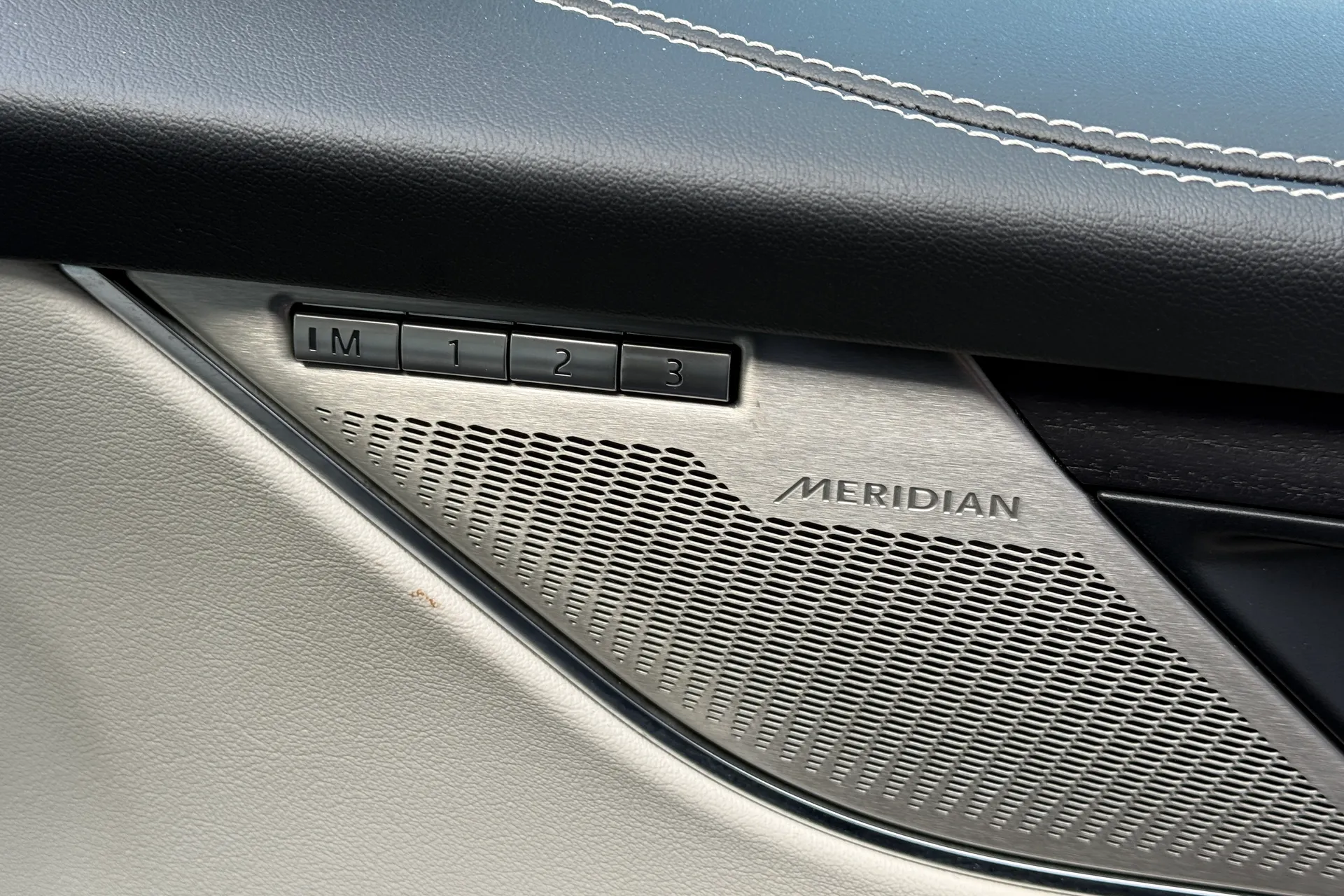 Jaguar F-PACE thumbnail image number 20