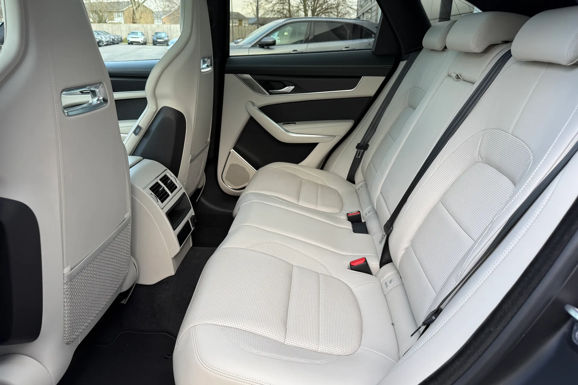 Jaguar F-PACE thumbnail image number 46