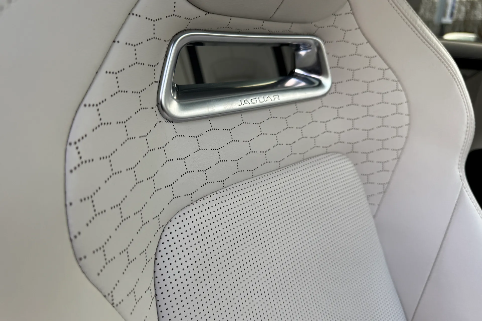 Jaguar F-PACE thumbnail image number 31