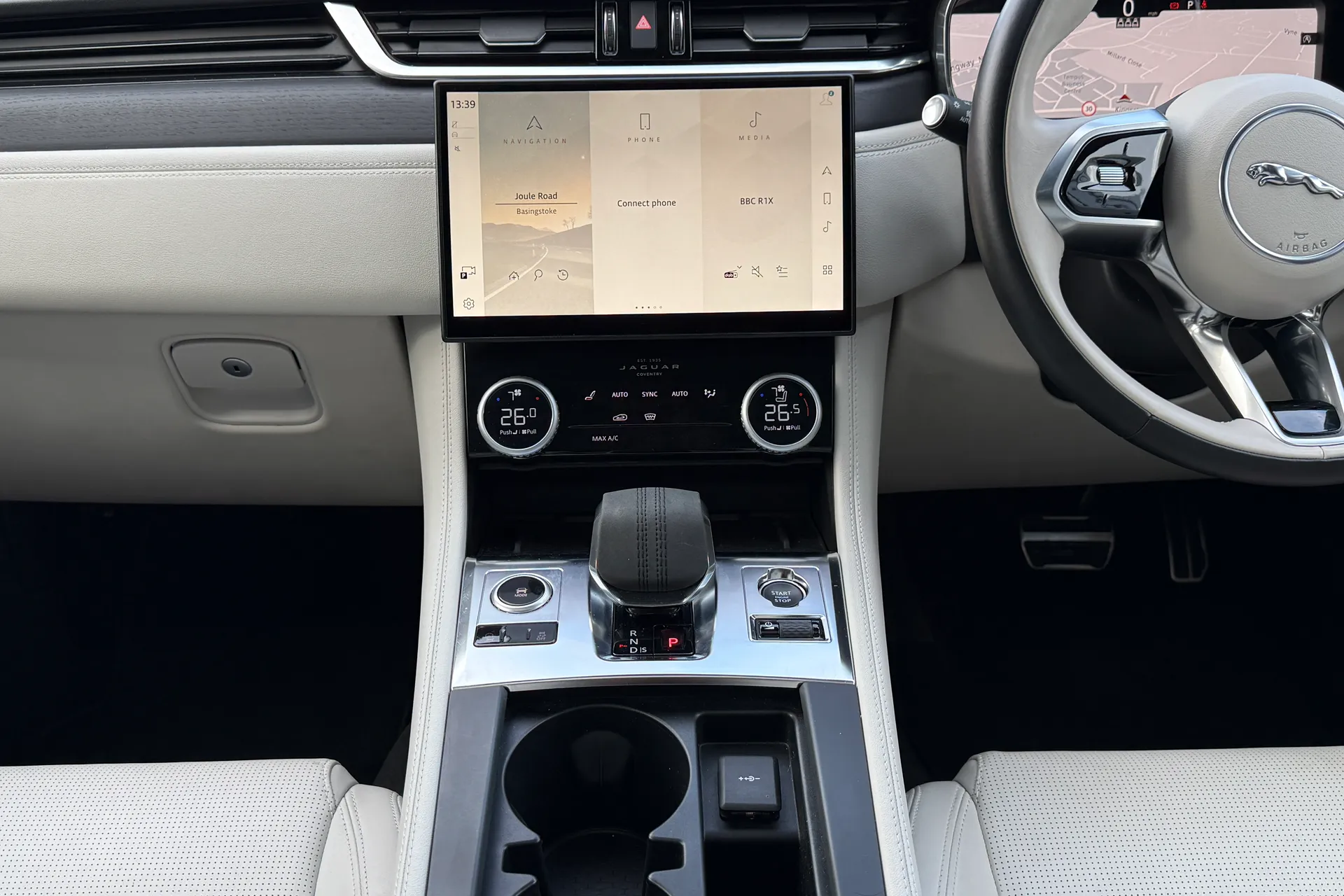 Jaguar F-PACE thumbnail image number 13