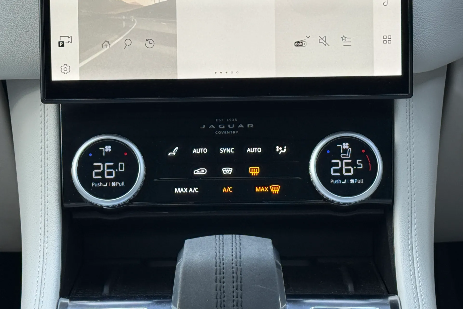 Jaguar F-PACE thumbnail image number 14