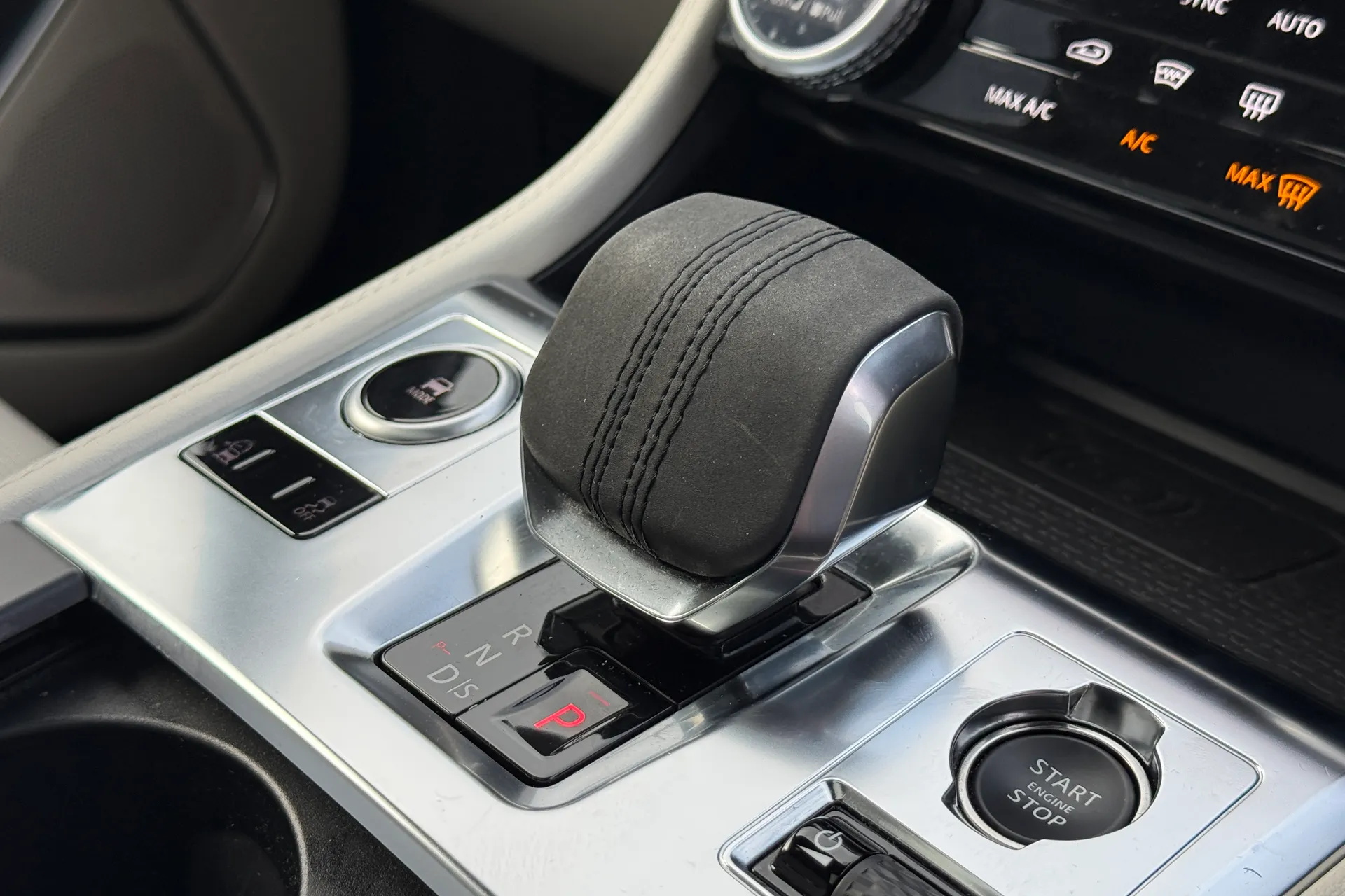 Jaguar F-PACE thumbnail image number 18