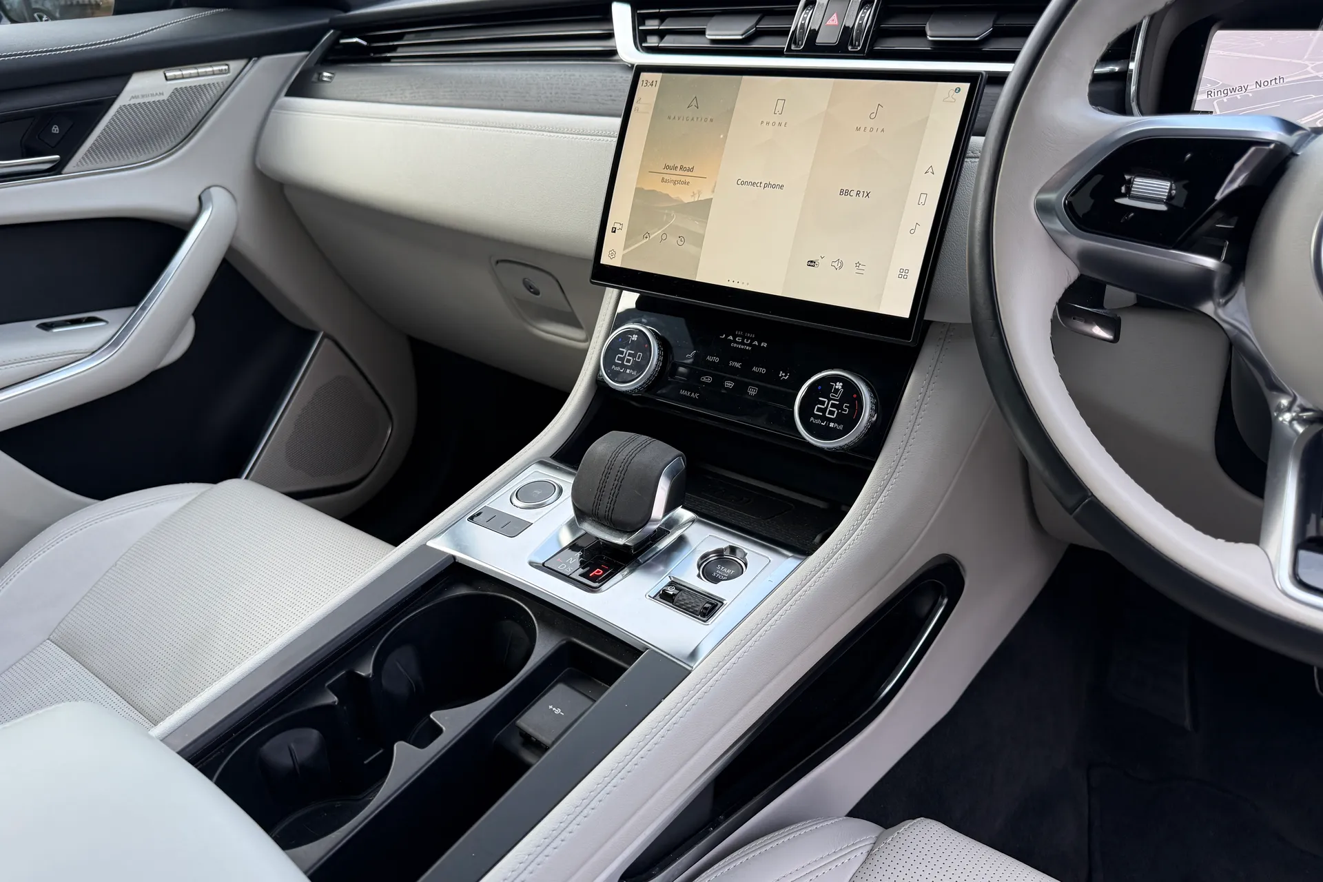 Jaguar F-PACE thumbnail image number 17