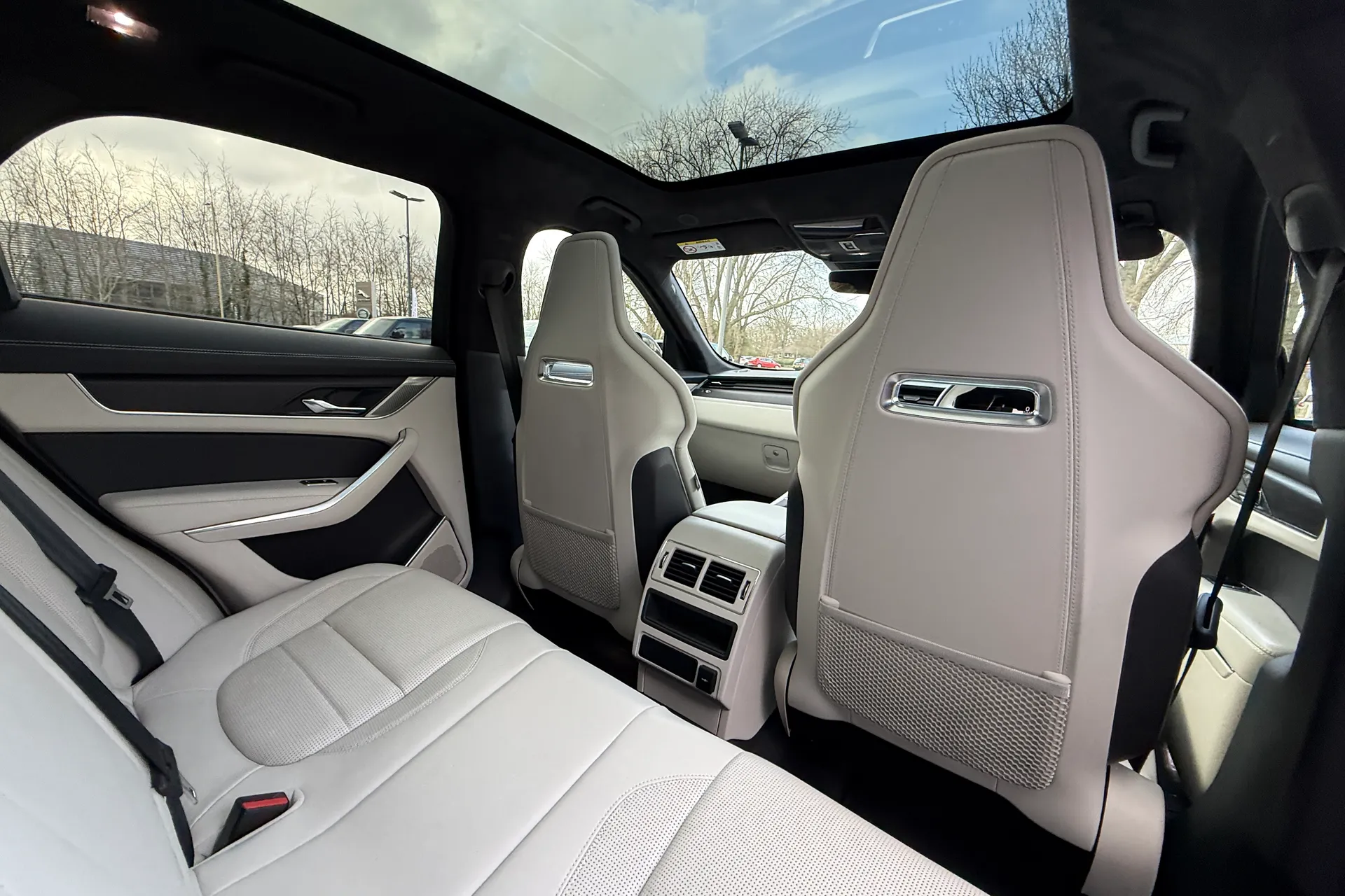 Jaguar F-PACE thumbnail image number 40