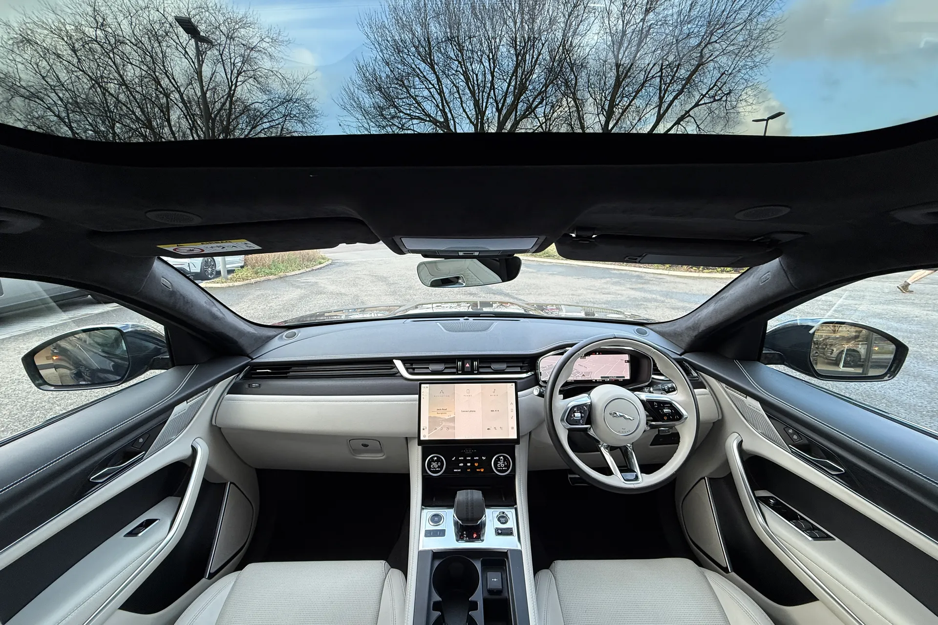 Jaguar F-PACE thumbnail image number 3